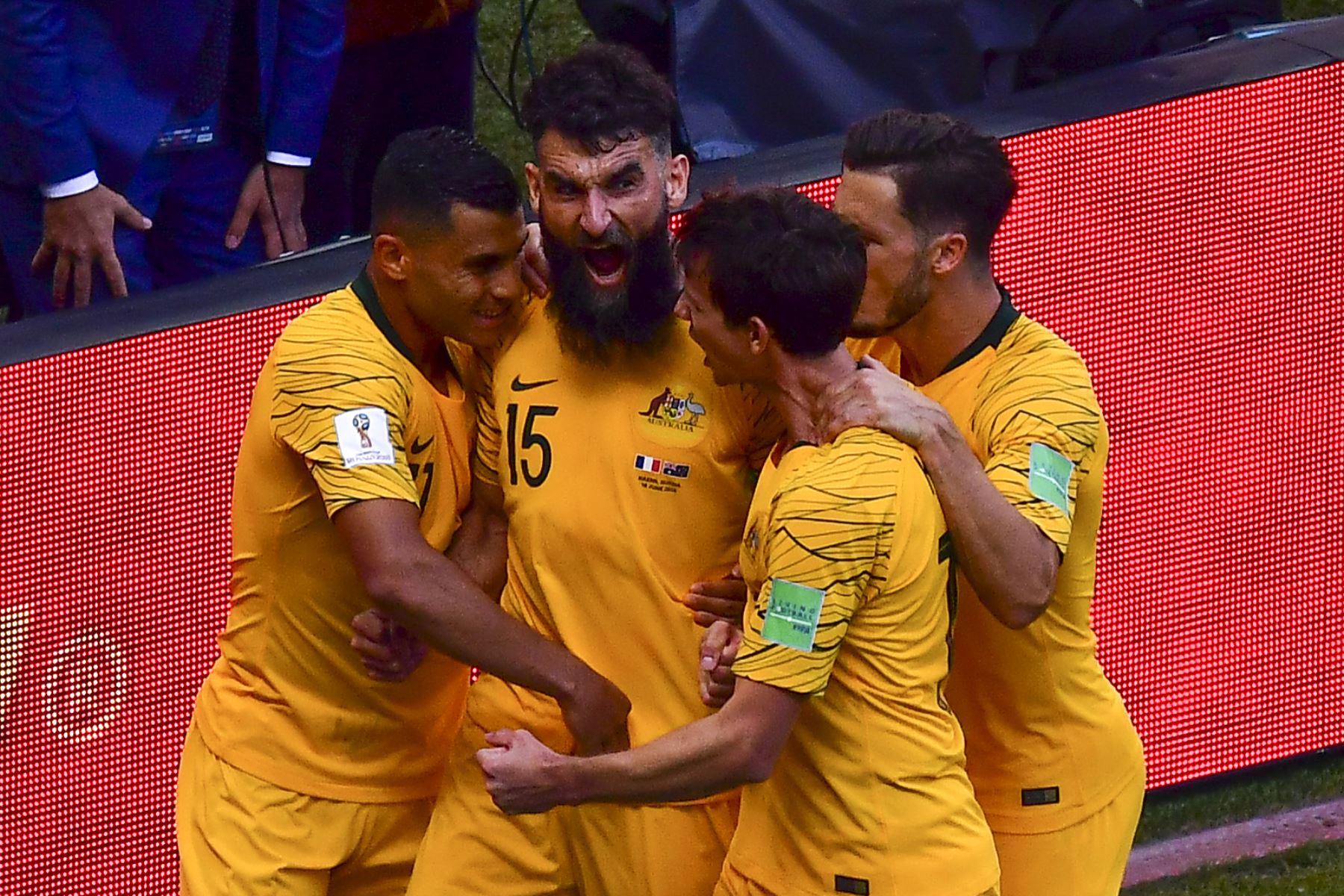 El centrocampista australiano Mile Jedinak (C) es felicitado después de anotar el gol del empate desde el partido de fútbol del Grupo C de la Copa Mundial Rusia 2018 entre Francia y Australia en el Kazan Arena en Kazán el 16 de junio de 2018.  Foto: AFP