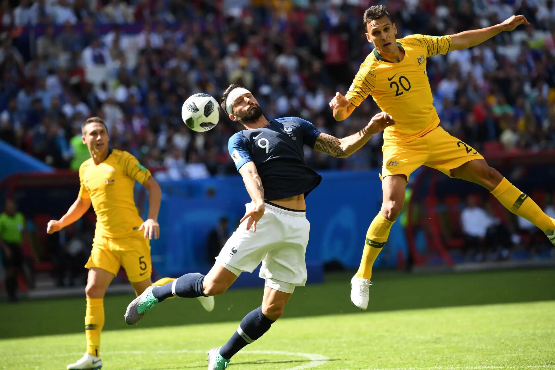 El alero de Francia Olivier Giroud (C) compite por el balón con el defensor australiano Trent Sainsbury (R) durante el partido de fútbol del Grupo C de la Copa Mundial Rusia 2018 entre Francia y Australia en el Kazan Arena en Kazán el 16 de junio de 2018. Foto: AFP