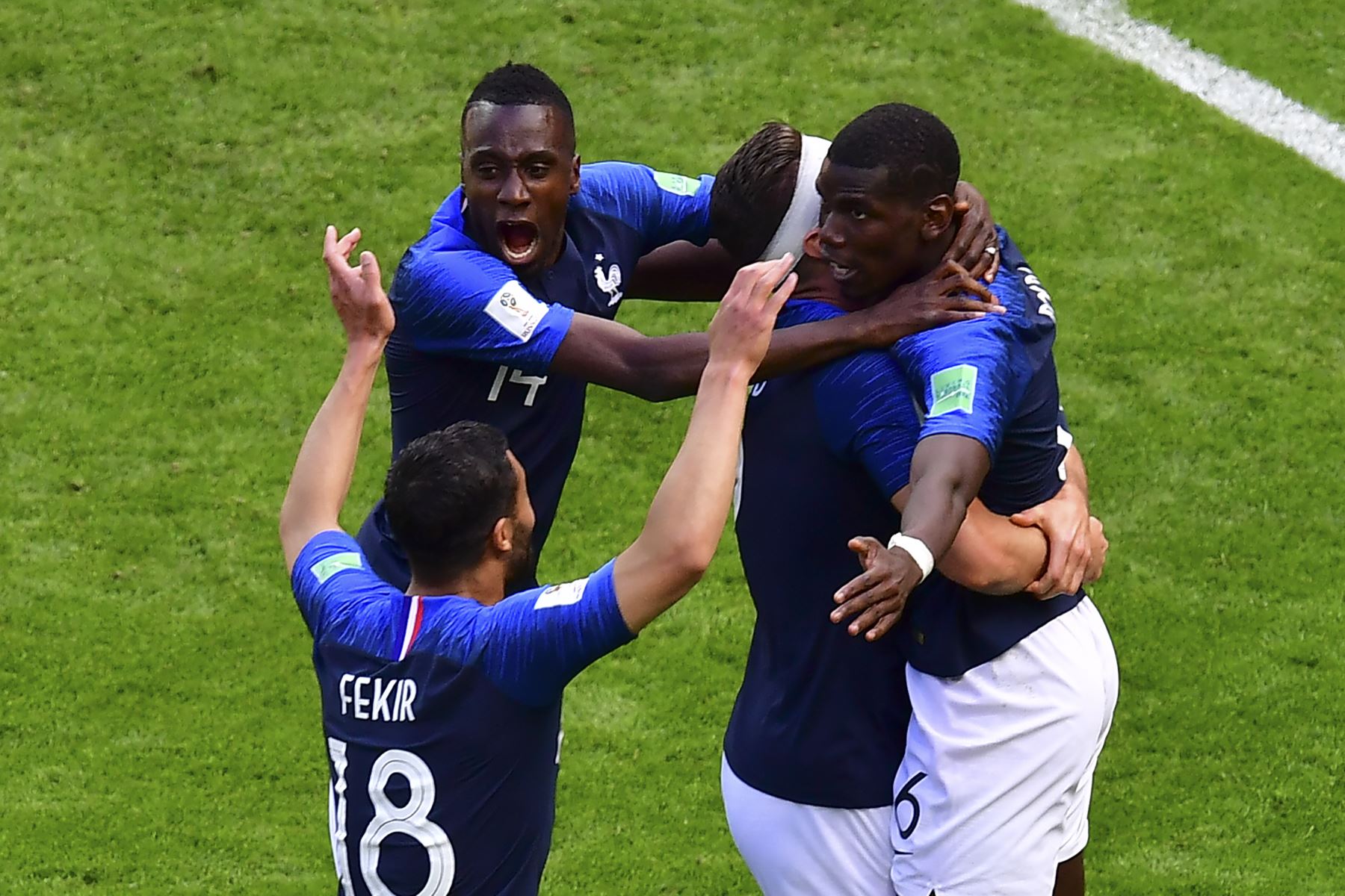 Los jugadores de Francia abrazan al mediocampista Paul Pogba (R) de Francia para celebrar su segundo gol en el partido de fútbol del Grupo C de la Copa Mundial Rusia 2018 entre Francia y Australia en el Kazan Arena de Kazán el 16 de junio de 2018. Foto: AFP