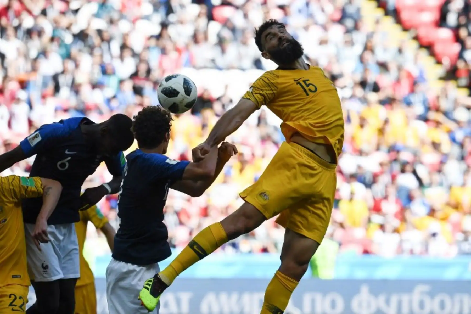 El centrocampista australiano Mile Jedinak (R) compite con el defensor Benjamin Pavard (C) y el centrocampista francés Paul Pogba durante el partido de fútbol del Grupo C de la Copa Mundial Rusia 2018 entre Francia y Australia en el Kazan Arena en Kazán el 16 de junio de 2018. Foto: AFP
