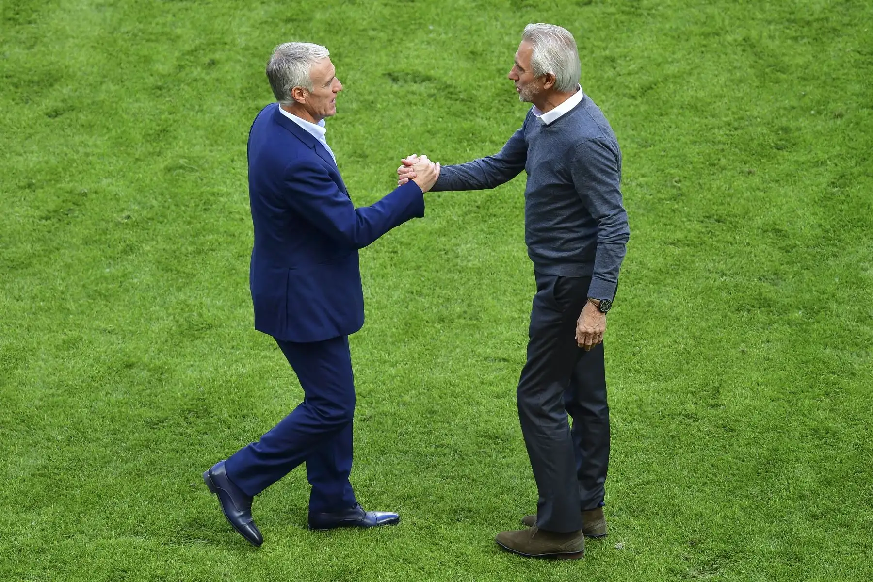 El entrenador de Francia, Bert van Marwijk, felicita al entrenador de Francia, Didier Deschamps, por el partido de fútbol del Grupo C de la Copa Mundial Rusia 2018 entre Francia y Australia en el Kazan Arena de Kazán el 16 de junio de 2018. Foto: AFP