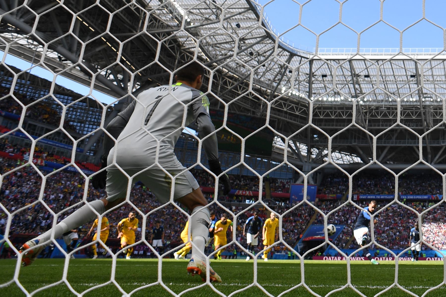 El delantero francés Antoine Griezmann (R) sancionará 
 el penal, durante el partido de fútbol del Grupo C de la Copa Mundial Rusia 2018 entre Francia y Australia en el Kazan Arena de Kazán el 16 de junio de 2018. Foto: AFP