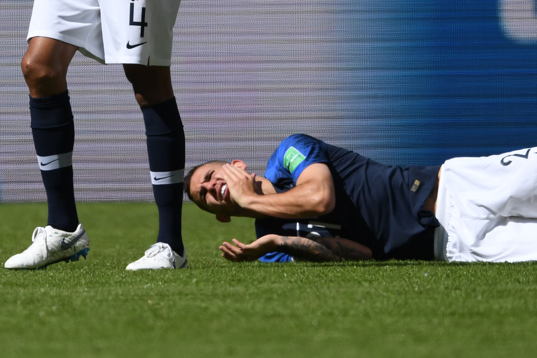 El defensa de Francia Lucas Hernández (R) reacciona dolorido después de un desafío durante el partido de fútbol del Grupo C de la Copa Mundial Rusia 2018 entre Francia y Australia en el Kazan Arena en Kazán el 16 de junio de 2018. Foto. AFP