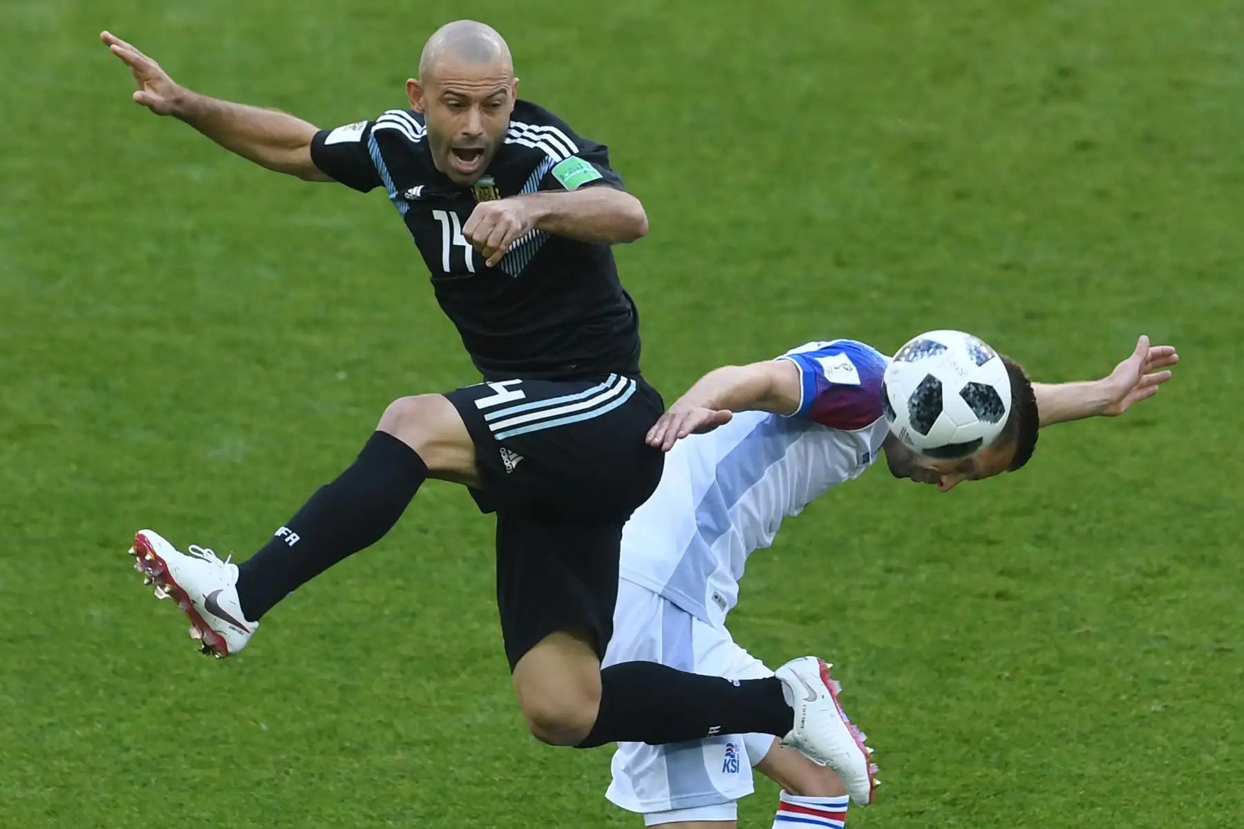 El centrocampista argentino Javier Mascherano (L) compite con el centrocampista islandés Gylfi Sigurdsson durante el partido de fútbol del Grupo D de la Copa Mundial Rusia 2018 entre Argentina e Islandia en el Estadio Spartak de Moscú el 16 de junio de 2018. Foto: AFP