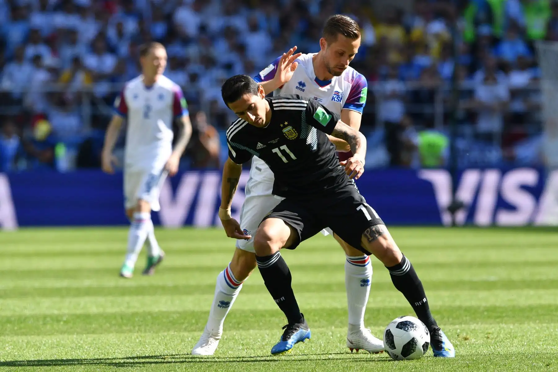 El alero argentino Angel Di Maria desafía al mediocampista islandés Gylfi Sigurdsson (espalda) durante el partido de fútbol del Grupo D de la Copa Mundial Rusia 2018 entre Argentina e Islandia en el Estadio Spartak de Moscú el 16 de junio de 2018. Foto: AFP
