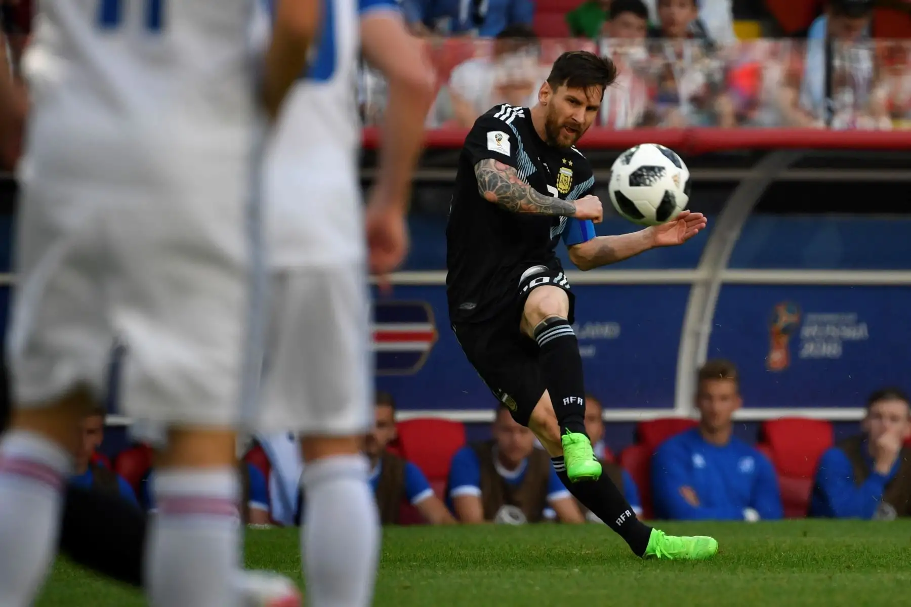 El delantero argentino Lionel Messi patea un tiro libre durante el partido de fútbol del Grupo D de la Copa Mundial Rusia 2018 entre Argentina e Islandia en el Estadio Spartak de Moscú el 16 de junio de 2018. Foto: AFP