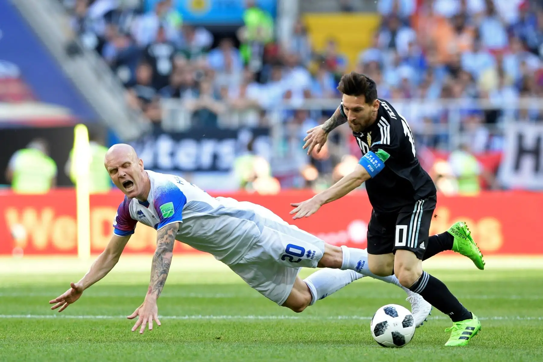El centrocampista islandés Emil Hallfredsson (L) compite con el delantero argentino Lionel Messi durante el partido de fútbol del Grupo D de la Copa Mundial Rusia 2018 entre Argentina e Islandia en el Estadio Spartak de Moscú el 16 de junio de 2018.
Foto: AFP