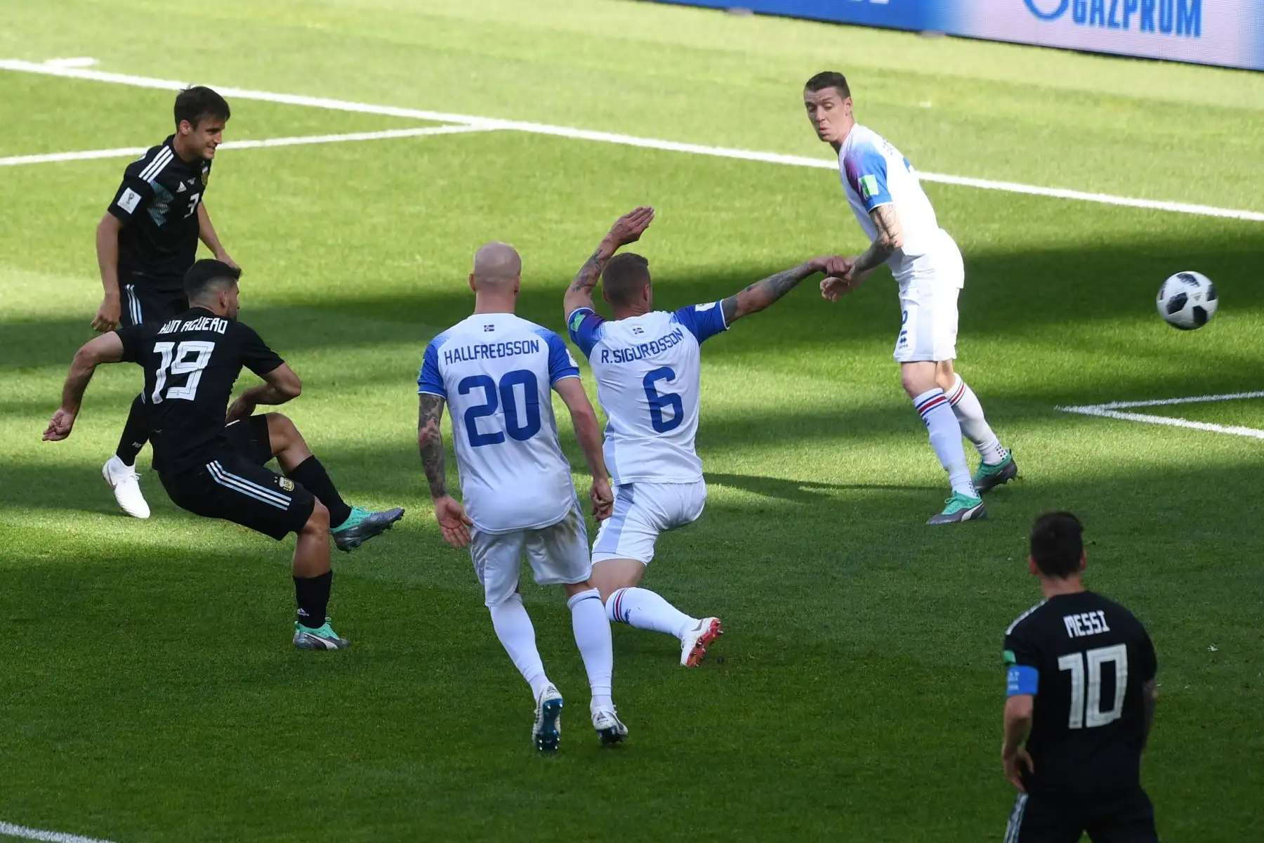 El delantero argentino Sergio Agüero (L) tiros para marcar el gol de apertura durante el partido de fútbol del Grupo D de la Copa Mundial Rusia 2018 entre Argentina e Islandia en el Estadio Spartak de Moscú el 16 de junio de 2018. Foto:
 AFP