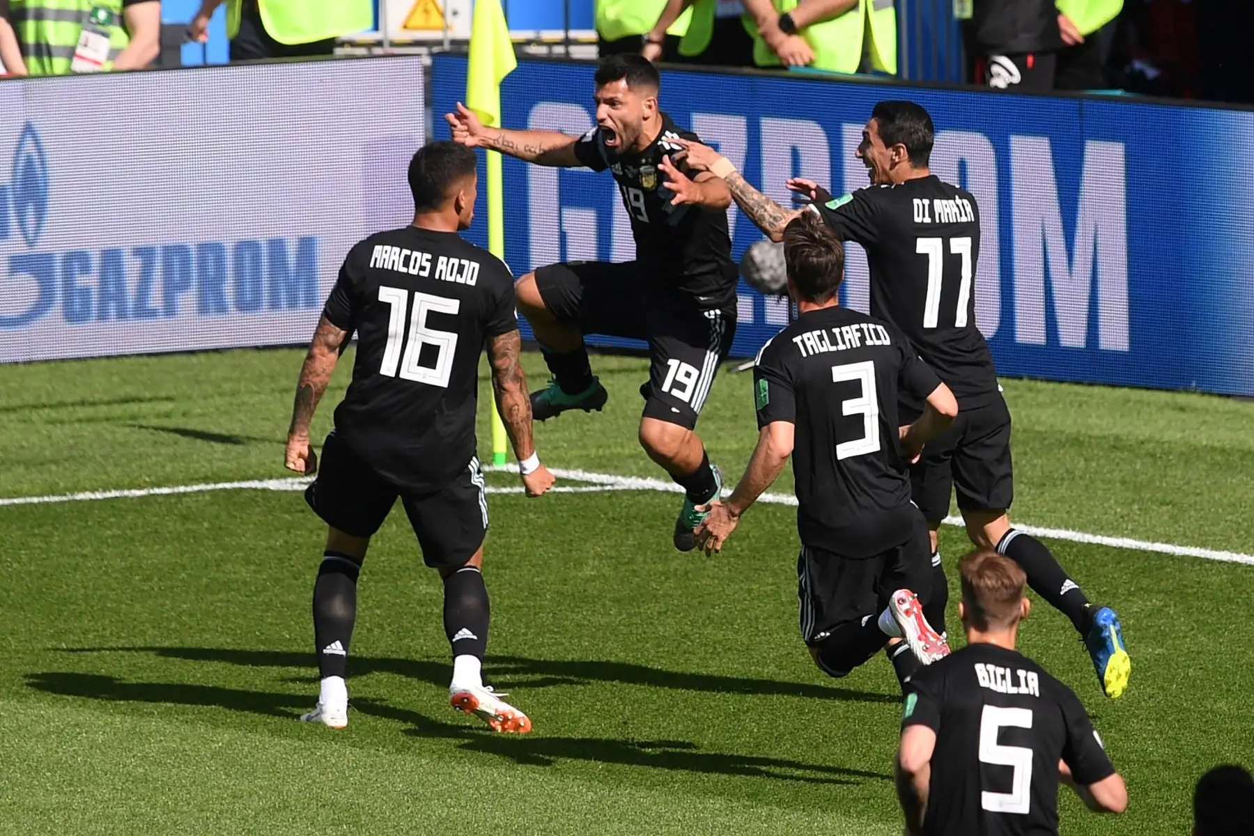 El delantero argentino Sergio Agüero (L) tiros para marcar el gol de apertura durante el partido de fútbol del Grupo D de la Copa Mundial Rusia 2018 entre Argentina e Islandia en el Estadio Spartak de Moscú el 16 de junio de 2018.
Foto: AFP