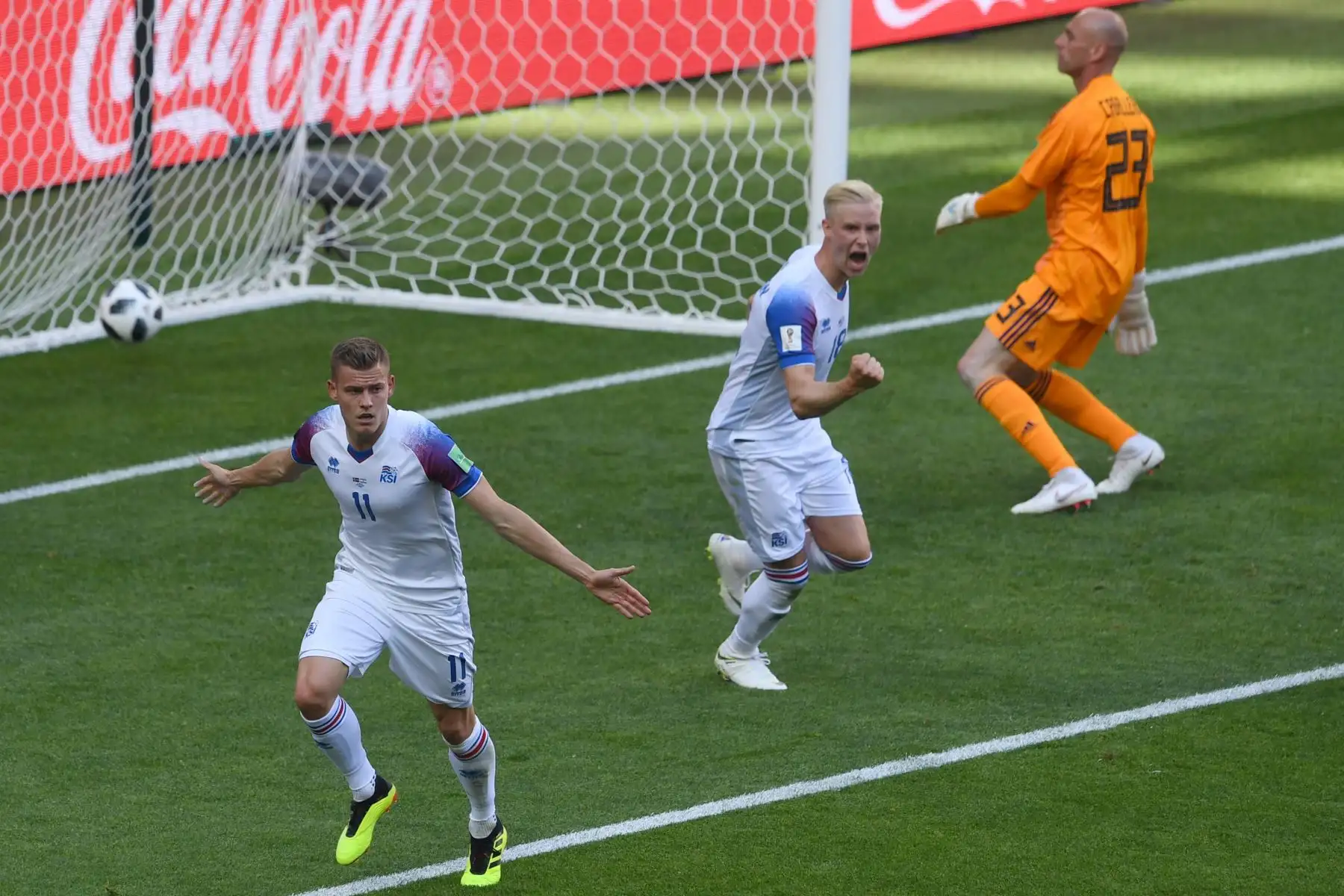 El alero de Islandia Alfred Finnbogason (L) celebra después de anotar un gol durante el partido de fútbol del Grupo D de la Copa Mundial Rusia 2018 entre Argentina e Islandia en el Estadio Spartak de Moscú el 16 de junio de 2018. Foto: AFP