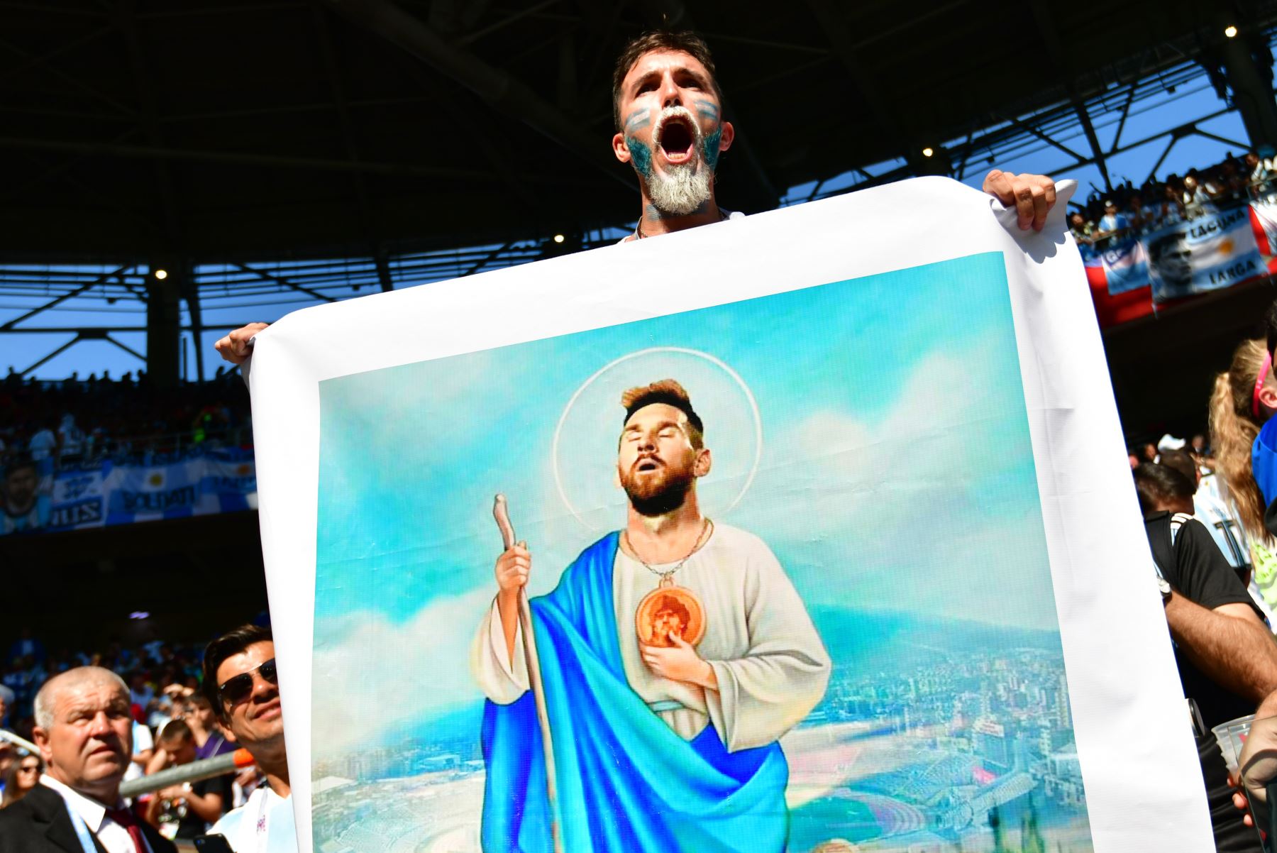 Un aficionado de Argentina tiene un dibujo del delantero argentino Lionel Messi que lo representa como Jesús antes del partido de fútbol del Grupo D de la Copa Mundial Rusia 2018 entre Argentina e Islandia en el Estadio Spartak de Moscú el 16 de junio de 2018. Foto:AFP