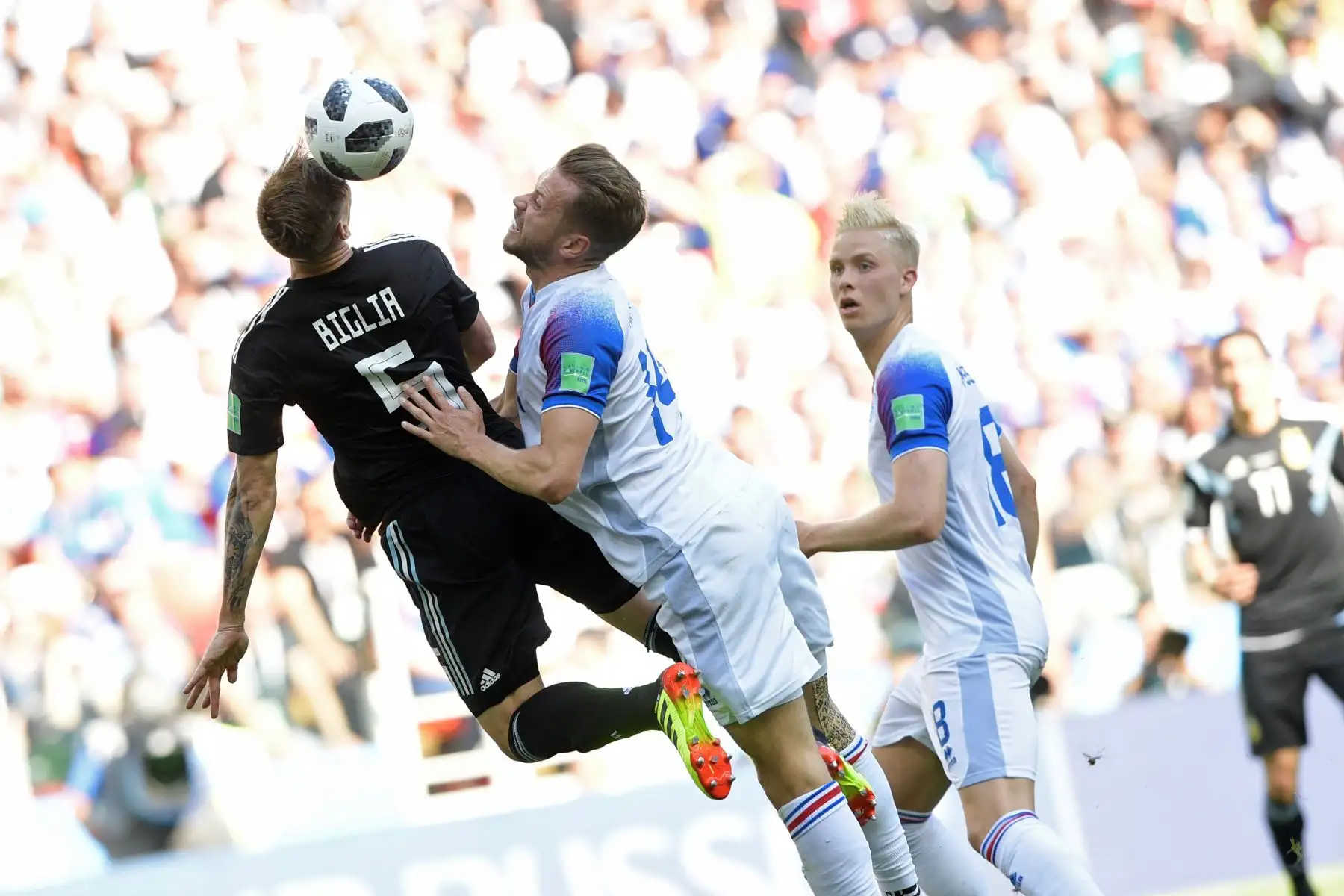 El centrocampista argentino Lucas Biglia (L) compite con el defensor islandés Kari Arnason durante el partido de fútbol del Grupo D de la Copa Mundial Rusia 2018 entre Argentina e Islandia en el Estadio Spartak de Moscú el 16 de junio de 2018. Foto: AFP