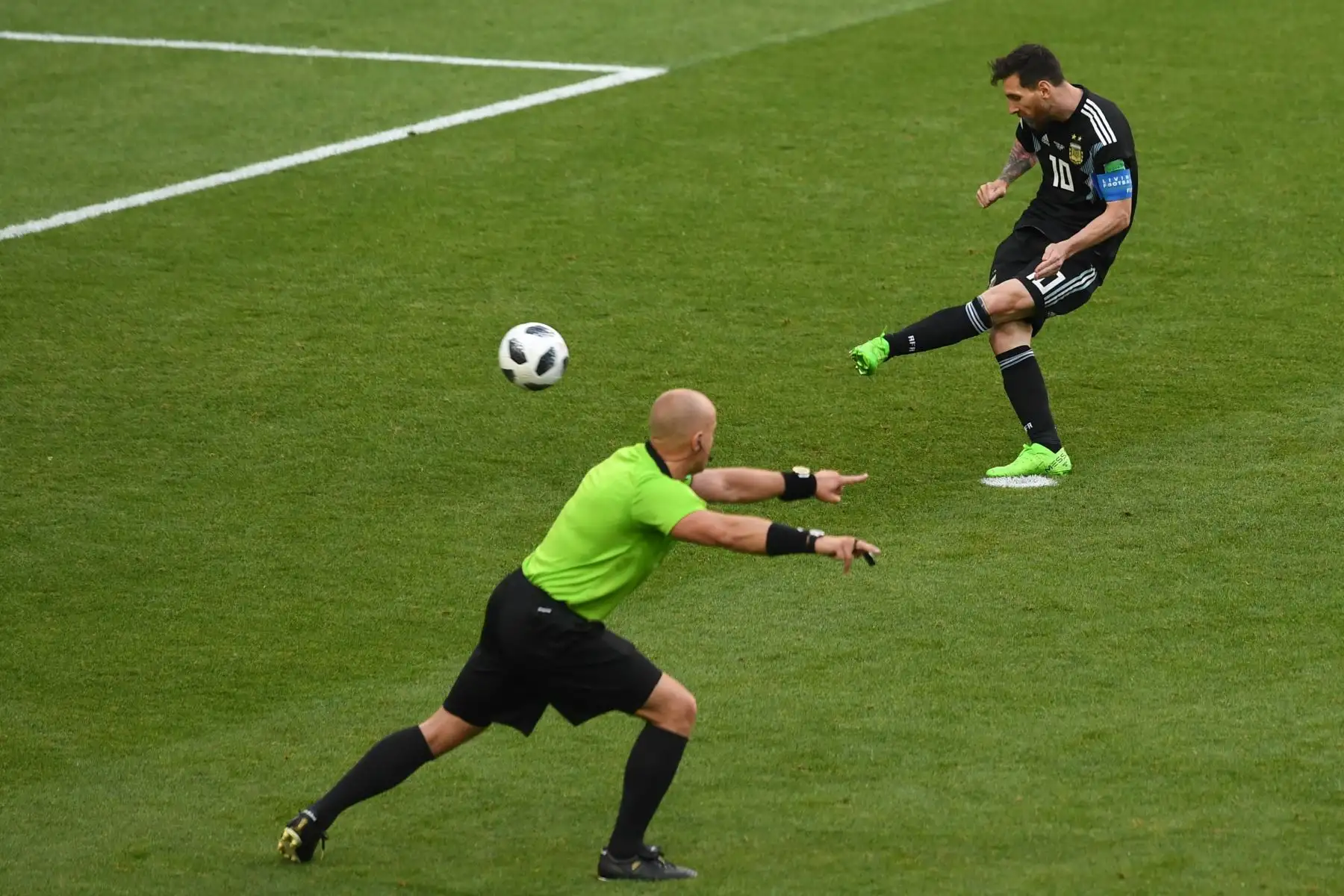 El delantero argentino Lionel Messi patea un penal durante el partido de fútbol del Grupo D de la Copa Mundial Rusia 2018 entre Argentina e Islandia en el Estadio Spartak de Moscú el 16 de junio de 2018. Foto: AFP