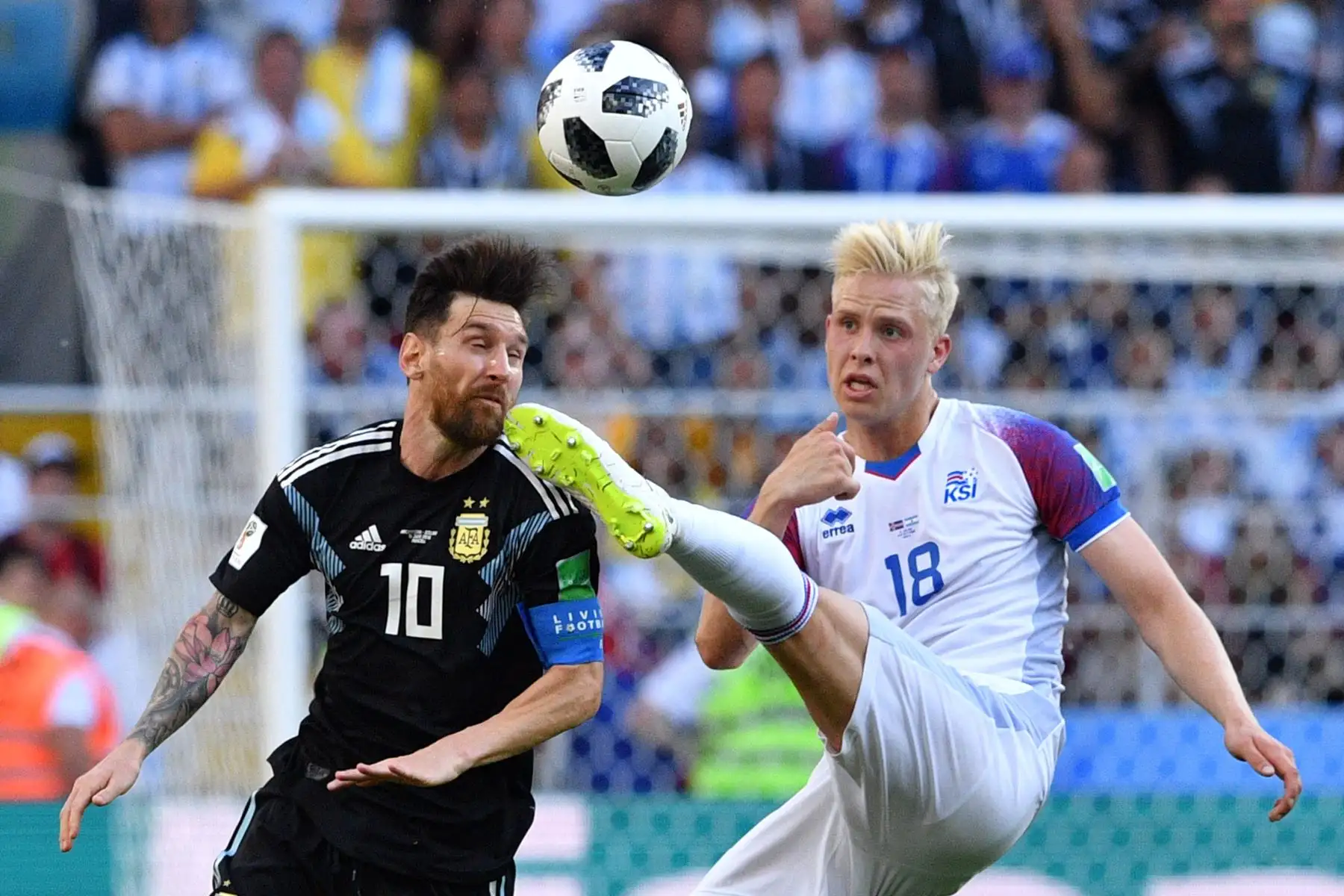 El delantero argentino Lionel Messi desafía al defensor islandés Hordur Magnusson (R) durante el partido de fútbol del Grupo D de la Copa Mundial Rusia 2018 entre Argentina e Islandia en el Estadio Spartak de Moscú el 16 de junio de 2018. Foto: AFP