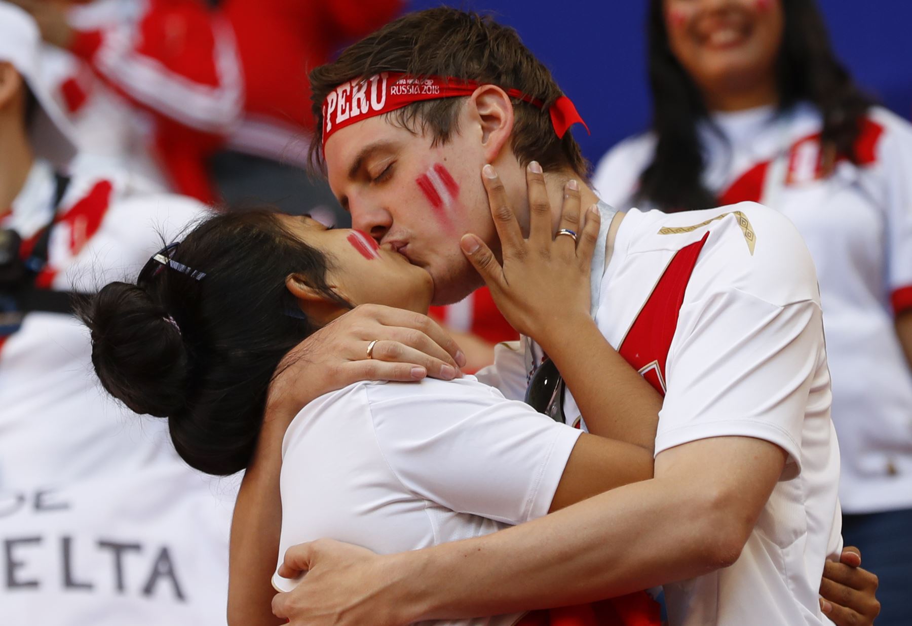 Los fanáticos de Perú se besan antes del partido de fútbol del Grupo C de la Copa Mundial Rusia 2018 entre Perú y Dinamarca en el Mordovia Arena en Saransk el 16 de junio de 2018. Foto: AFP