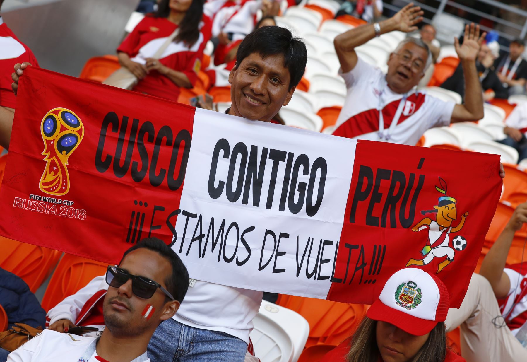 fanáticos de la selección  peruana muestra una pancarta que dice "Cusco está contigo, estamos de vuelta" mientras aplaudía antes del partido de fútbol del Grupo C de la Copa Rusia 2018 entre Perú y Dinamarca en el Mordovia Arena en Saransk el 16 de junio de 2018. Foto: AFP