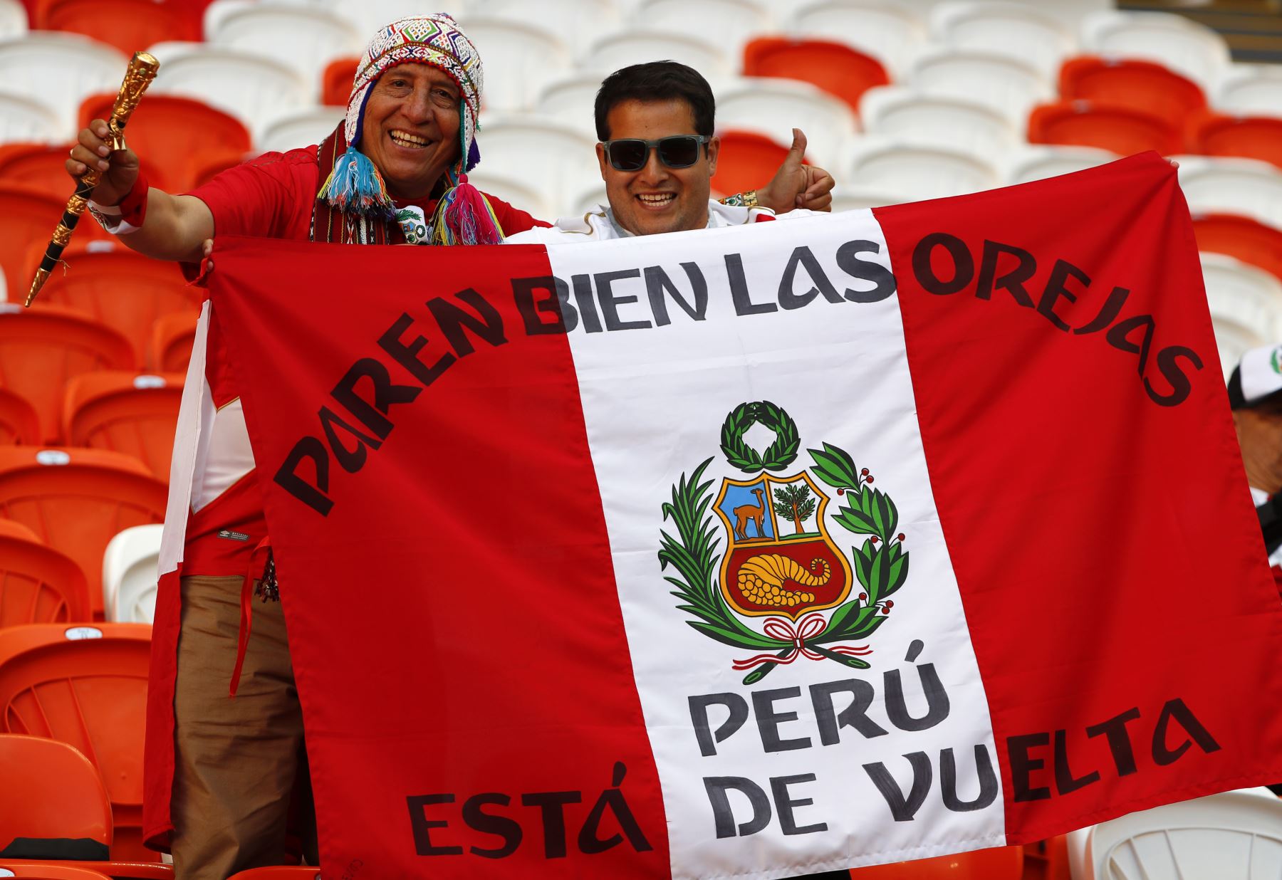 fanáticos de la selección  peruana muestra una pancarta que dice "Cusco está contigo, estamos de vuelta" mientras aplaudía antes del partido de fútbol del Grupo C de la Copa Rusia 2018 entre Perú y Dinamarca en el Mordovia Arena en Saransk el 16 de junio de 2018. Foto: AFP