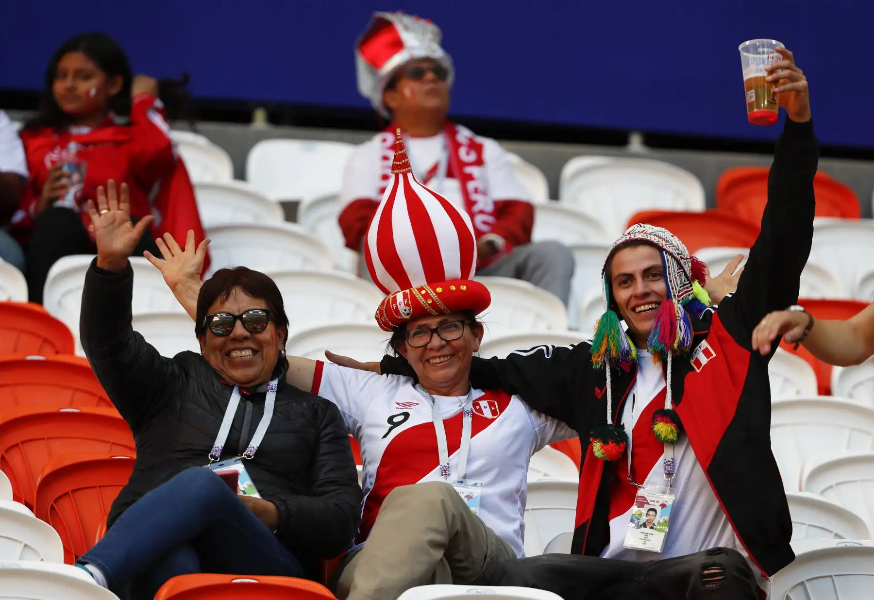 Los fanáticos de Perú animan a su equipo antes del partido de fútbol del Grupo C de la Copa Mundial Rusia 2018 entre Perú y Dinamarca en el Mordovia Arena en Saransk el 16 de junio de 2018. Foto: AFP