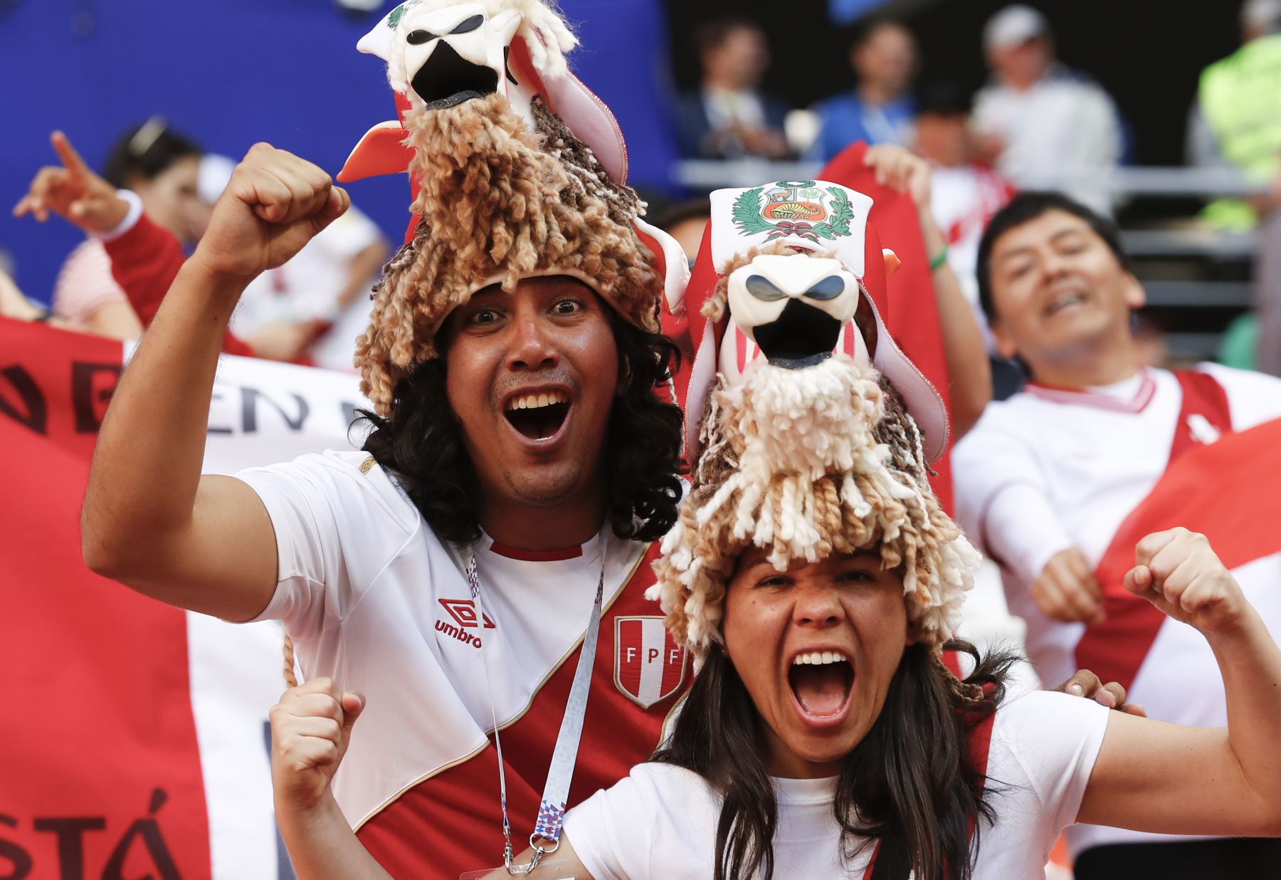 Los fanáticos de Perú animan a su equipo antes del partido de fútbol del Grupo C de la Copa Mundial Rusia 2018 entre Perú y Dinamarca en el Mordovia Arena en Saransk el 16 de junio de 2018. Foto: AFP