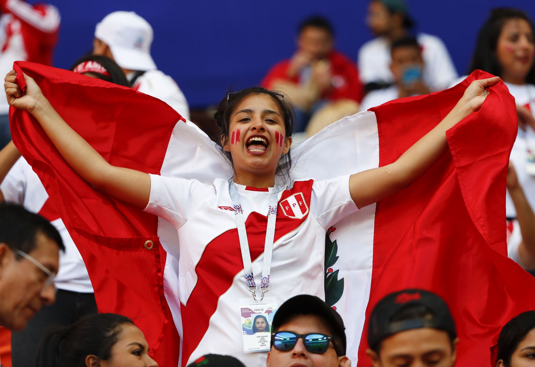 Los fanáticos de Perú animan a su equipo antes del partido de fútbol del Grupo C de la Copa Mundial Rusia 2018 entre Perú y Dinamarca en el Mordovia Arena en Saransk el 16 de junio de 2018. / AFP