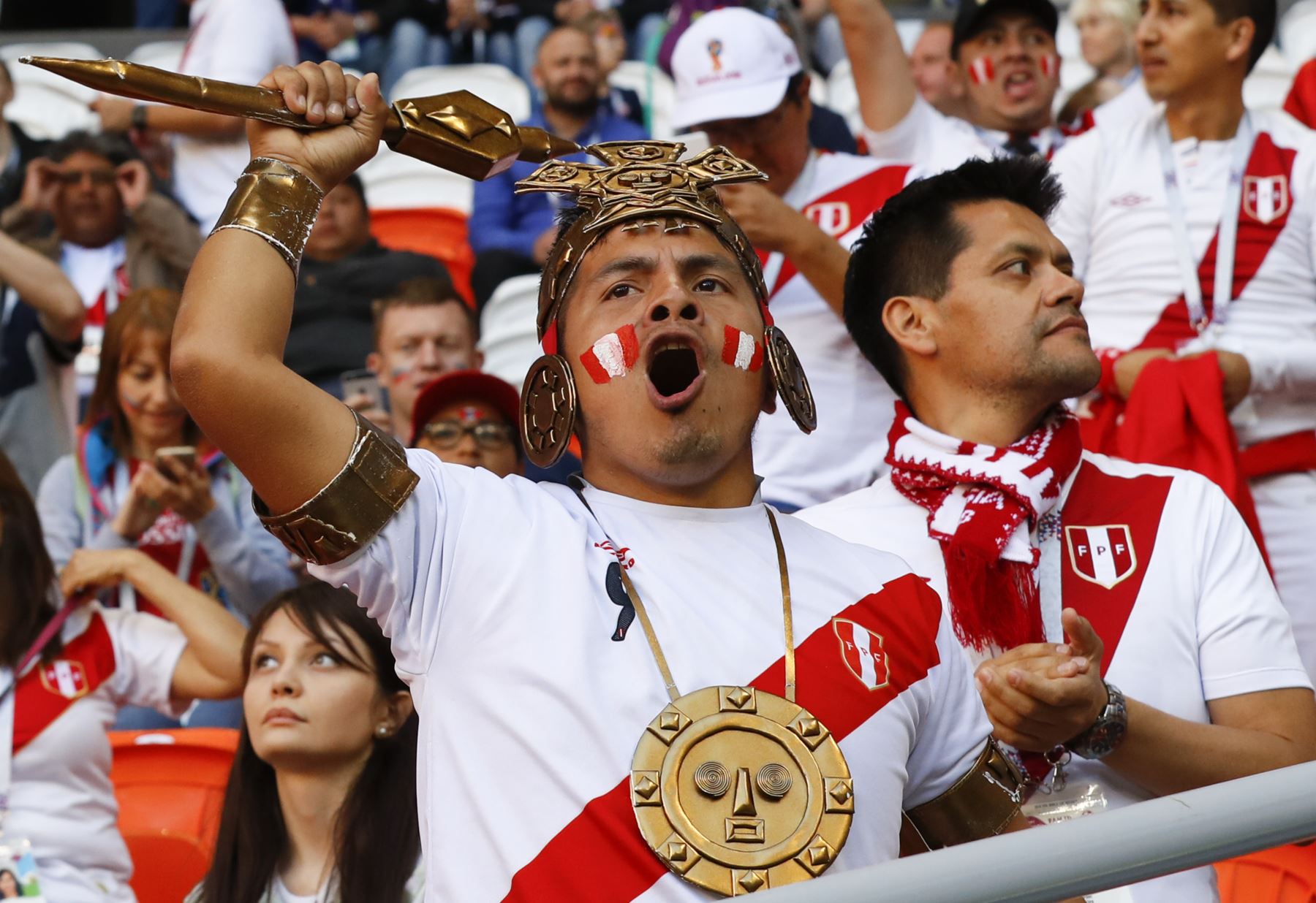 Un fanático de Perú aplaude antes del partido de fútbol del Grupo C de la Copa Mundial Rusia 2018 entre Perú y Dinamarca en el Mordovia Arena en Saransk el 16 de junio de 2018.
Foto: AFP