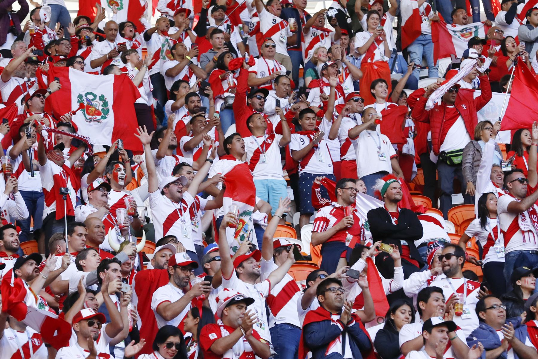 Los fanáticos de Perú animan a su equipo antes del partido de fútbol del Grupo C de la Copa Mundial Rusia 2018 entre Perú y Dinamarca en el Mordovia Arena en Saransk el 16 de junio de 2018. Foto: AFP