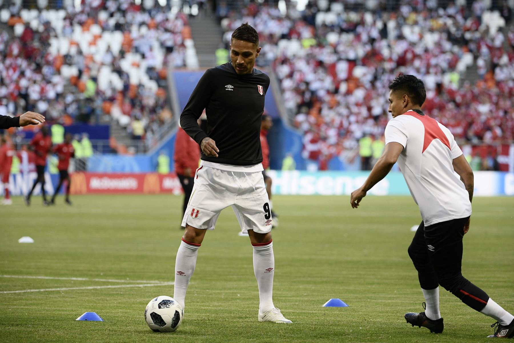 El delantero peruano Paolo Guerrero (C) se calienta antes del partido de fútbol del Grupo C de la Copa Mundial Rusia 2018 entre Perú y Dinamarca en el Mordovia Arena en Saransk el 16 de junio de 2018. Foto: AFP