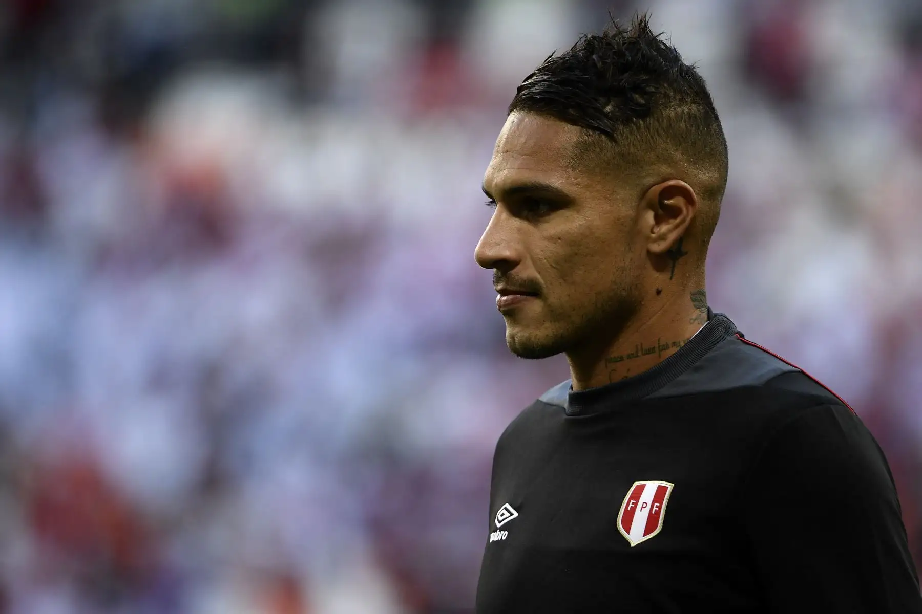 El delantero peruano Paolo Guerrero (C) se calienta antes del partido de fútbol del Grupo C de la Copa Mundial Rusia 2018 entre Perú y Dinamarca en el Mordovia Arena en Saransk el 16 de junio de 2018. Foto: AFP