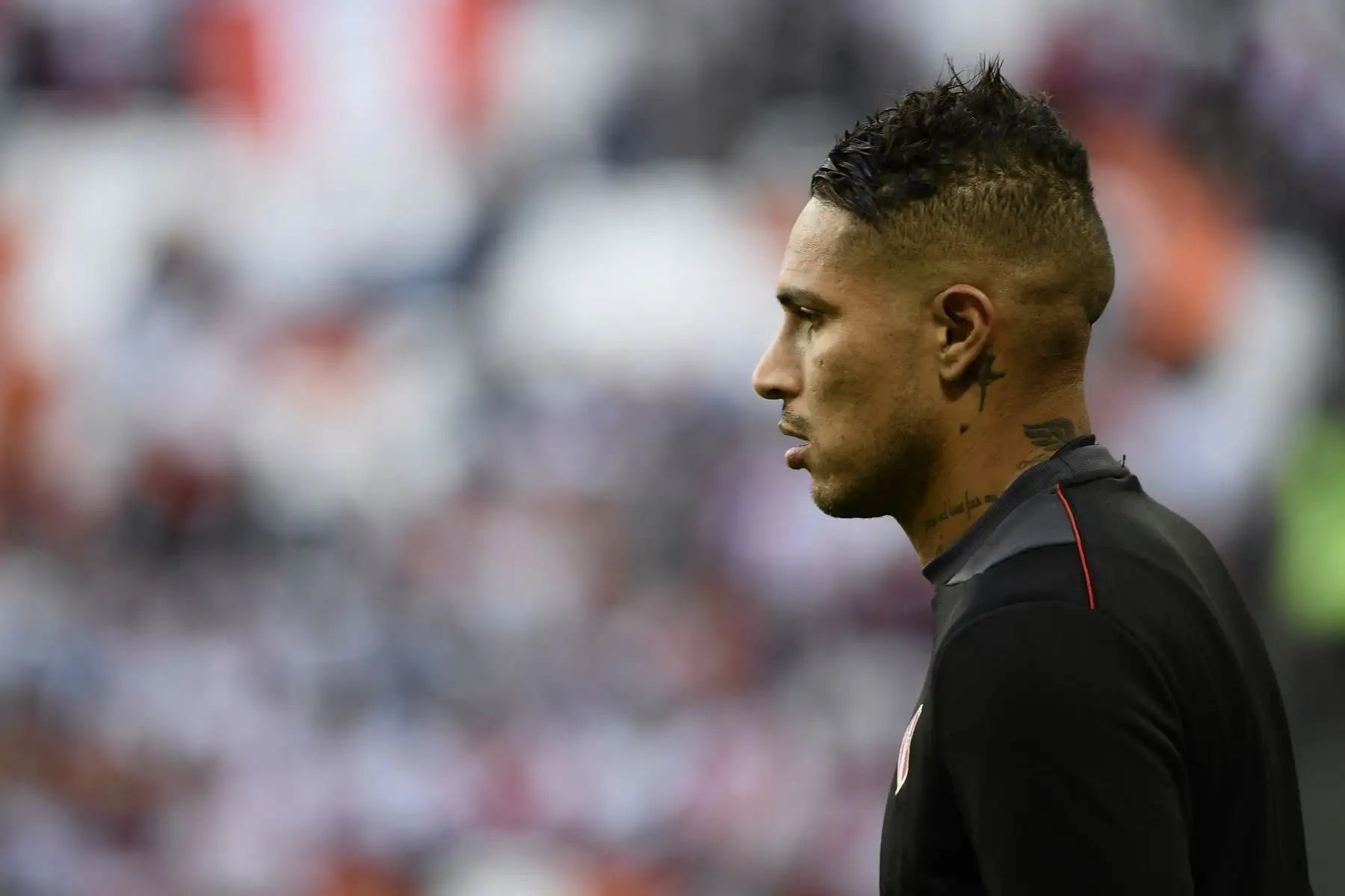 El delantero peruano Paolo Guerrero (C) se calienta antes del partido de fútbol del Grupo C de la Copa Mundial Rusia 2018 entre Perú y Dinamarca en el Mordovia Arena en Saransk el 16 de junio de 2018. Foto: AFP