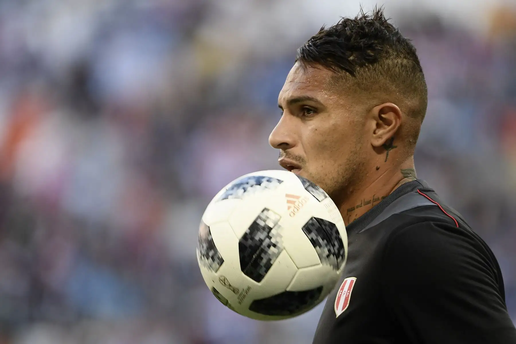 El delantero peruano Paolo Guerrero (C) se calienta antes del partido de fútbol del Grupo C de la Copa Mundial Rusia 2018 entre Perú y Dinamarca en el Mordovia Arena en Saransk el 16 de junio de 2018. Foto: AFP