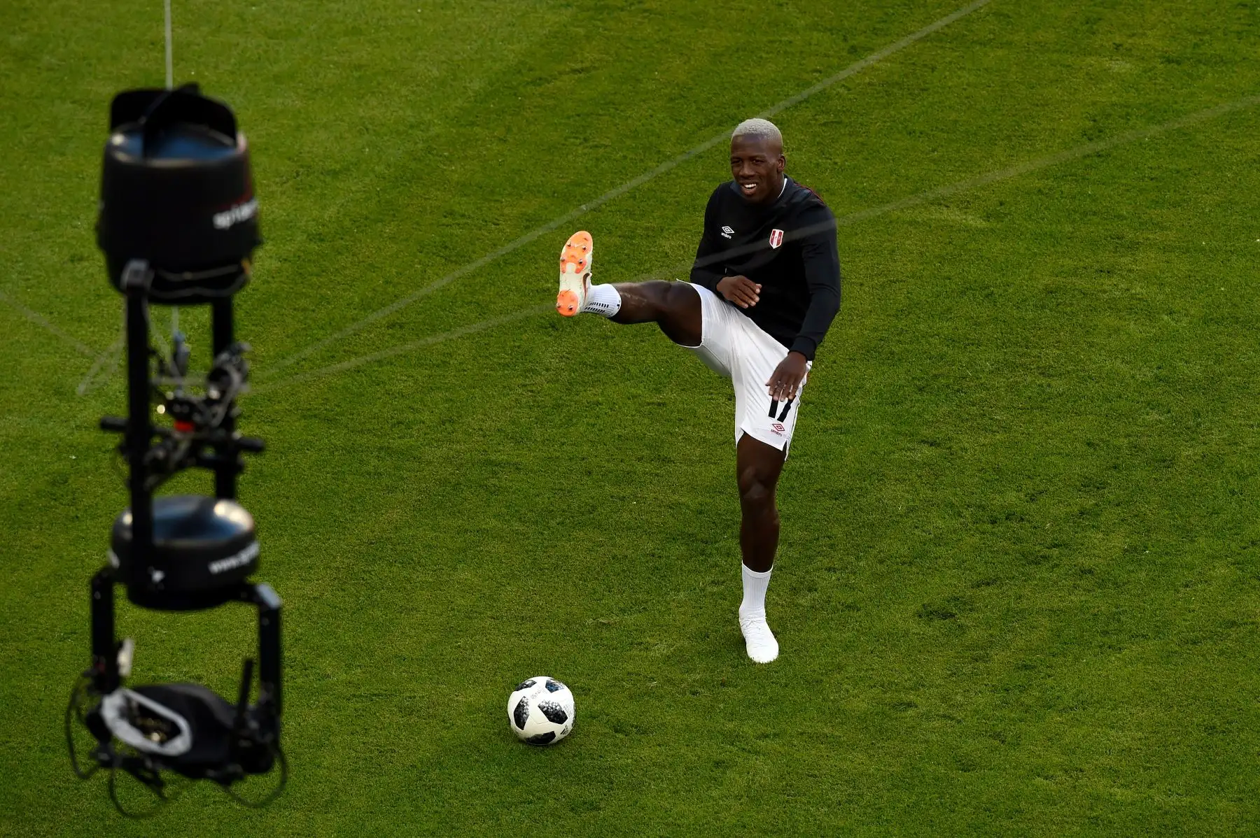 El defensor peruano Luis Advincula calienta para el partido de fútbol del Grupo C de la Copa Mundial Rusia 2018 entre Perú y Dinamarca en el Mordovia Arena en Saransk el 16 de junio de 2018.
Foto: AFP
