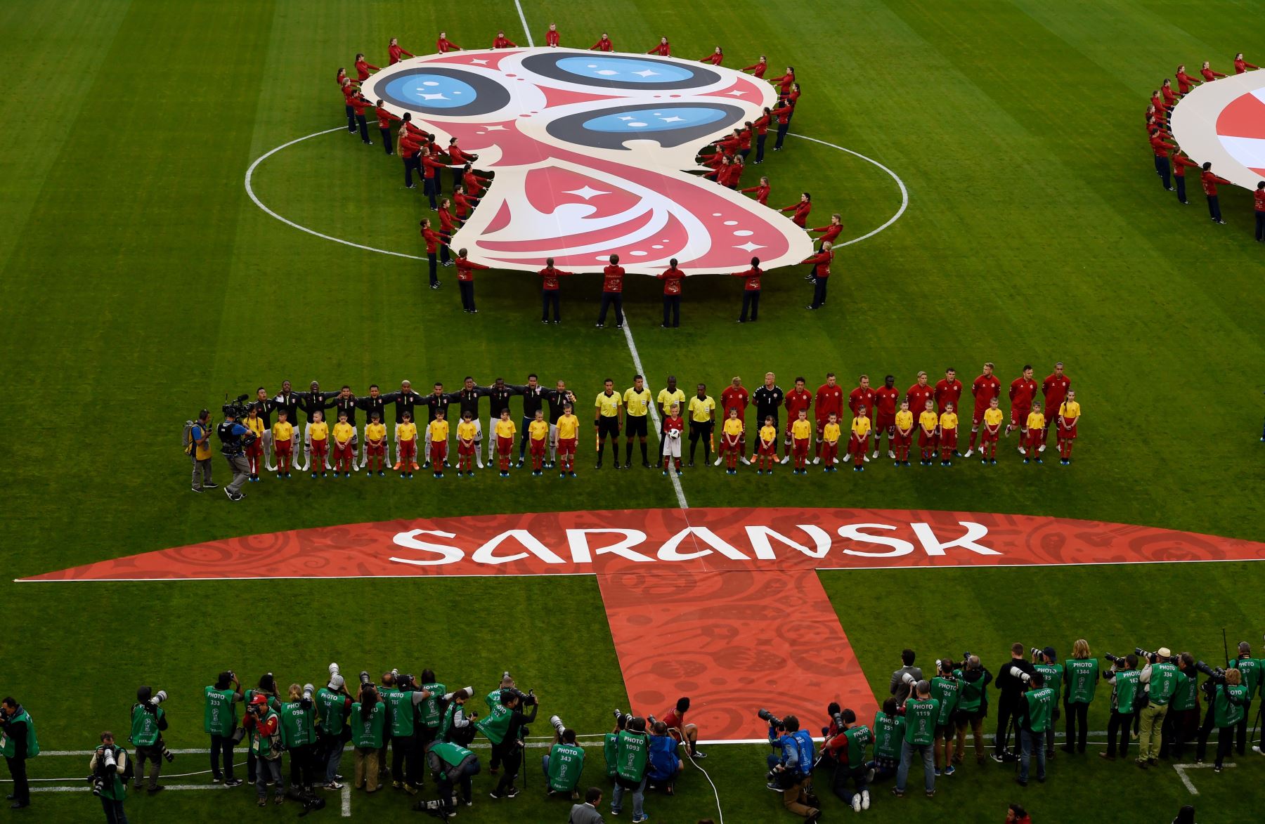 Los equipos se alinean para los himnos nacionales antes del inicio del partido de fútbol del Grupo C de la Copa Mundial Rusia 2018 entre Perú y Dinamarca en el Mordovia Arena en Saransk el 16 de junio de 2018.
Foto: AFP