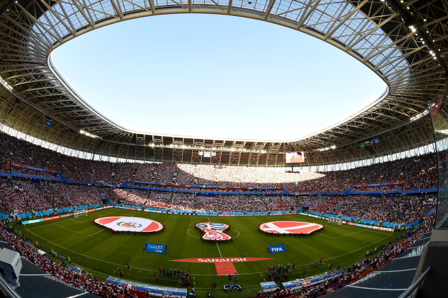 Los equipos se alinean para los himnos nacionales antes del inicio del partido de fútbol del Grupo C de la Copa Mundial Rusia 2018 entre Perú y Dinamarca en el Mordovia Arena en Saransk el 16 de junio de 2018.
Foto: AFP