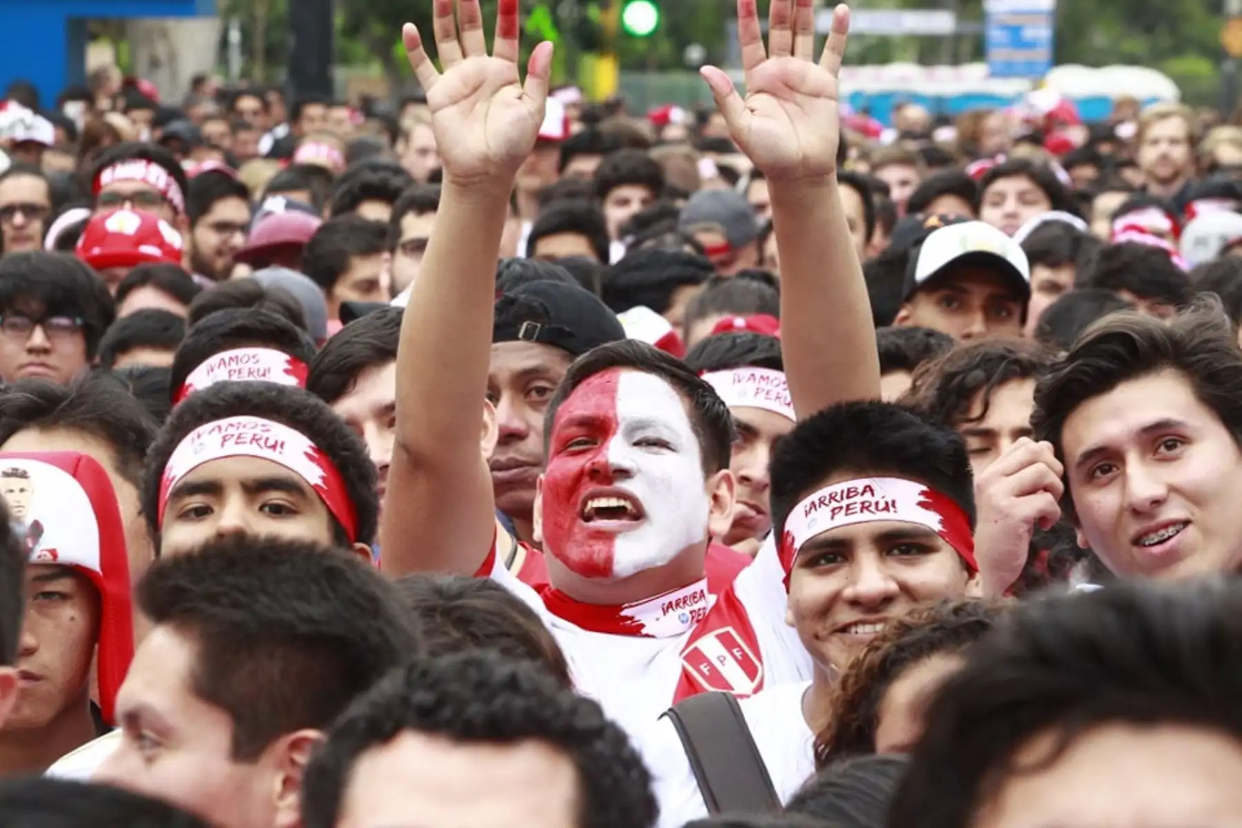 Así se vive el ambiente de los hinchas en Miraflores  viendo el partido entre Perú y Dinamarca en el mundial Rusia 2018.Foto: ANDINA/Eddy Ramos