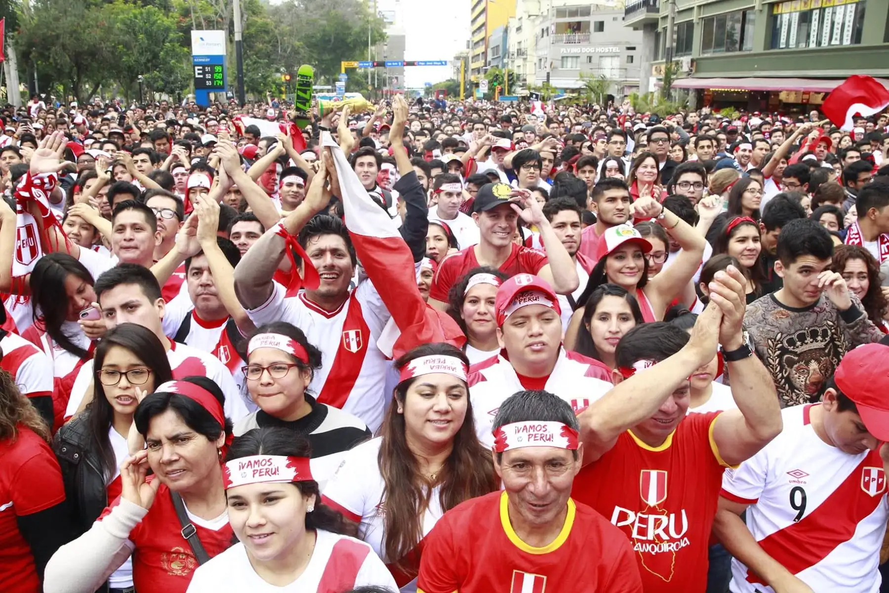 Así se vive el ambiente de los hinchas en Miraflores  viendo el partido entre Perú y Dinamarca en el mundial Rusia 2018.Foto: ANDINA/Eddy Ramos