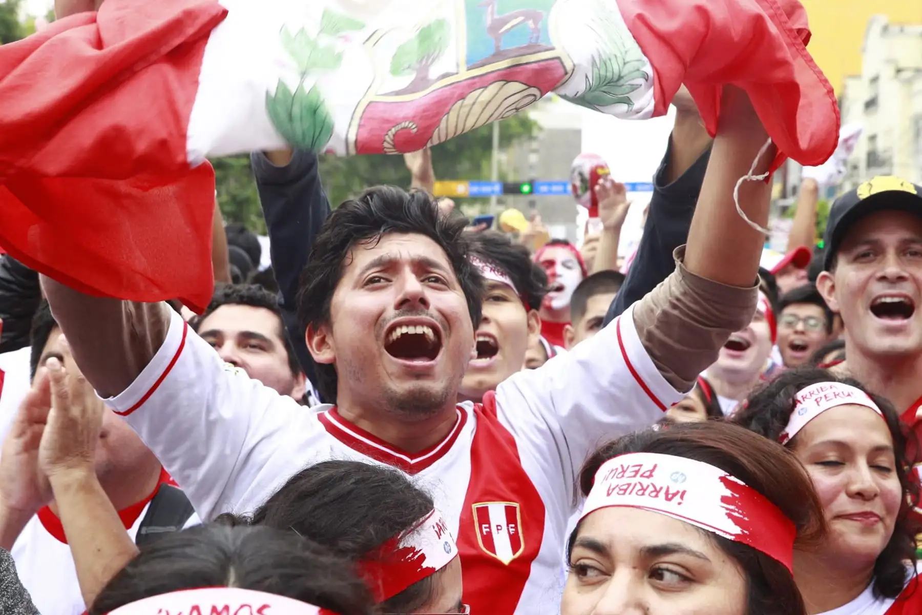 Así se vive el ambiente de los hinchas en Miraflores  viendo el partido entre Perú y Dinamarca en el mundial Rusia 2018.Foto: ANDINA/Eddy Ramos