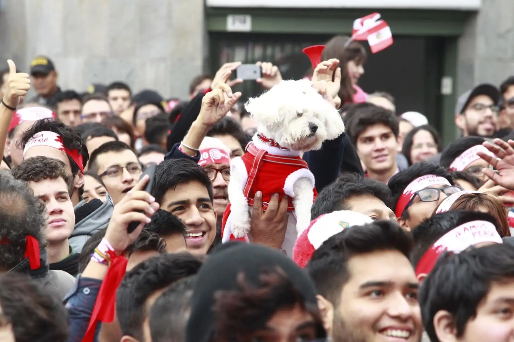 Así se vive el ambiente de los hinchas en Miraflores  viendo el partido entre Perú y Dinamarca en el mundial Rusia 2018.Foto: ANDINA/Eddy Ramos