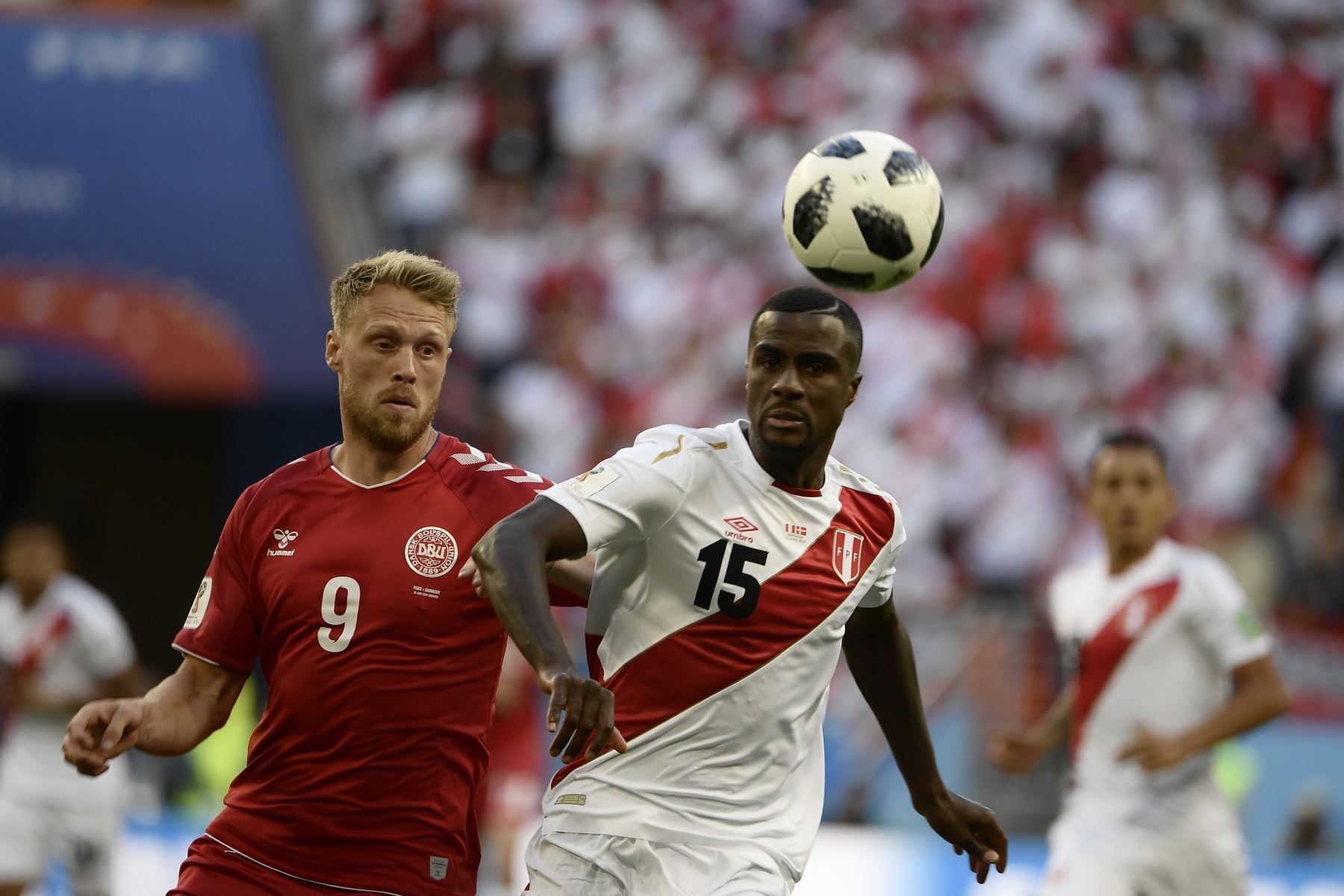 El delantero danés Nicolai Jorgensen (L) compite por el balón con el defensa peruano Christian Ramos durante el partido de fútbol del Grupo C de la Copa Rusia 2018 entre Perú y Dinamarca en el Mordovia Arena en Saransk el 16 de junio de 2018. / AFP
