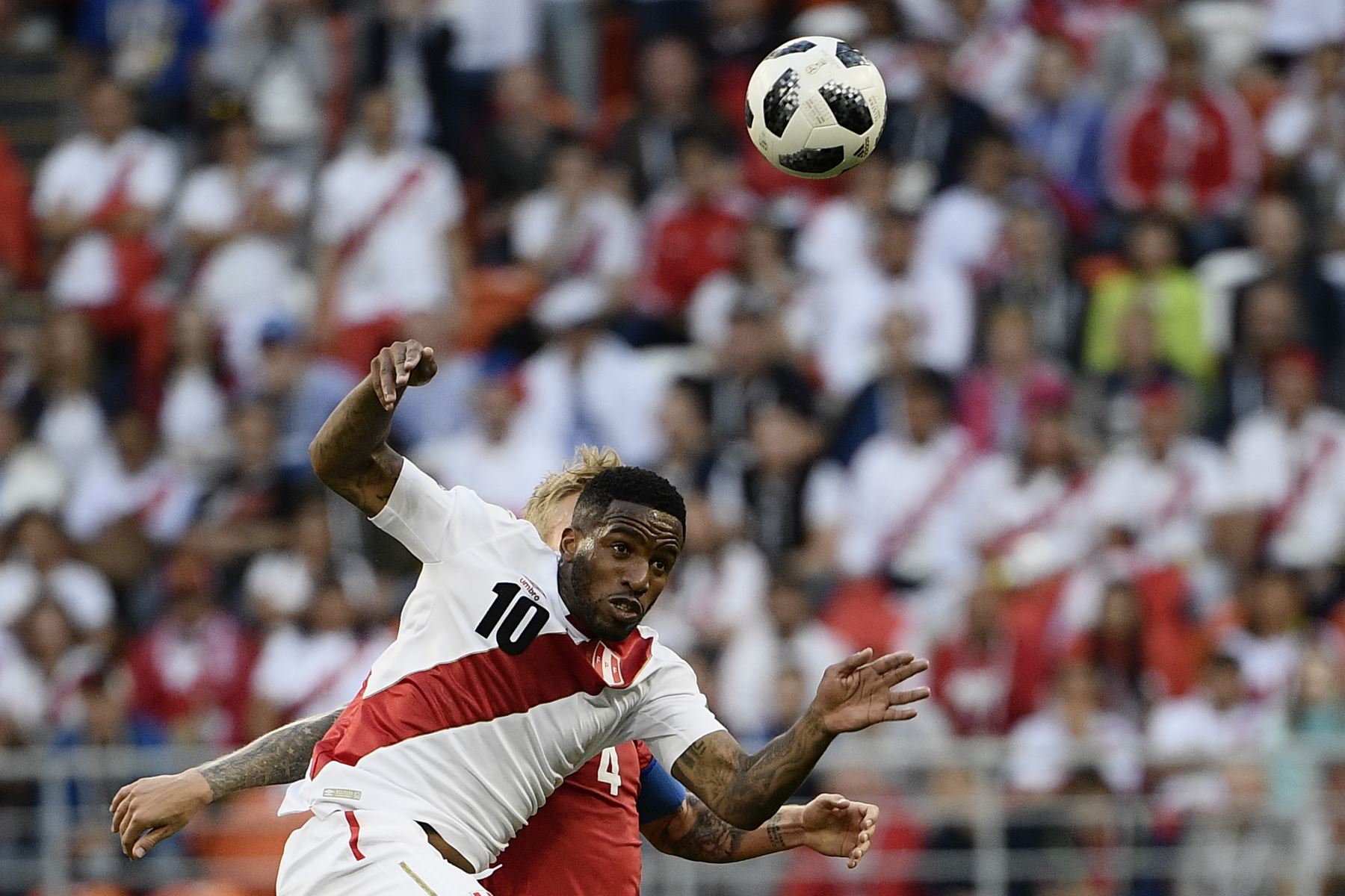 El delantero peruano Jefferson Farfan (delantero C) compite por el balón con el defensor danés Simon Kjaer (parte trasera C) mientras lideran la pelota durante el partido de fútbol del Grupo C de la Copa Mundial Rusia 2018 entre Perú y Dinamarca en el Mordovia Arena en Saransk el 16 de junio. 2018.
 / AFP