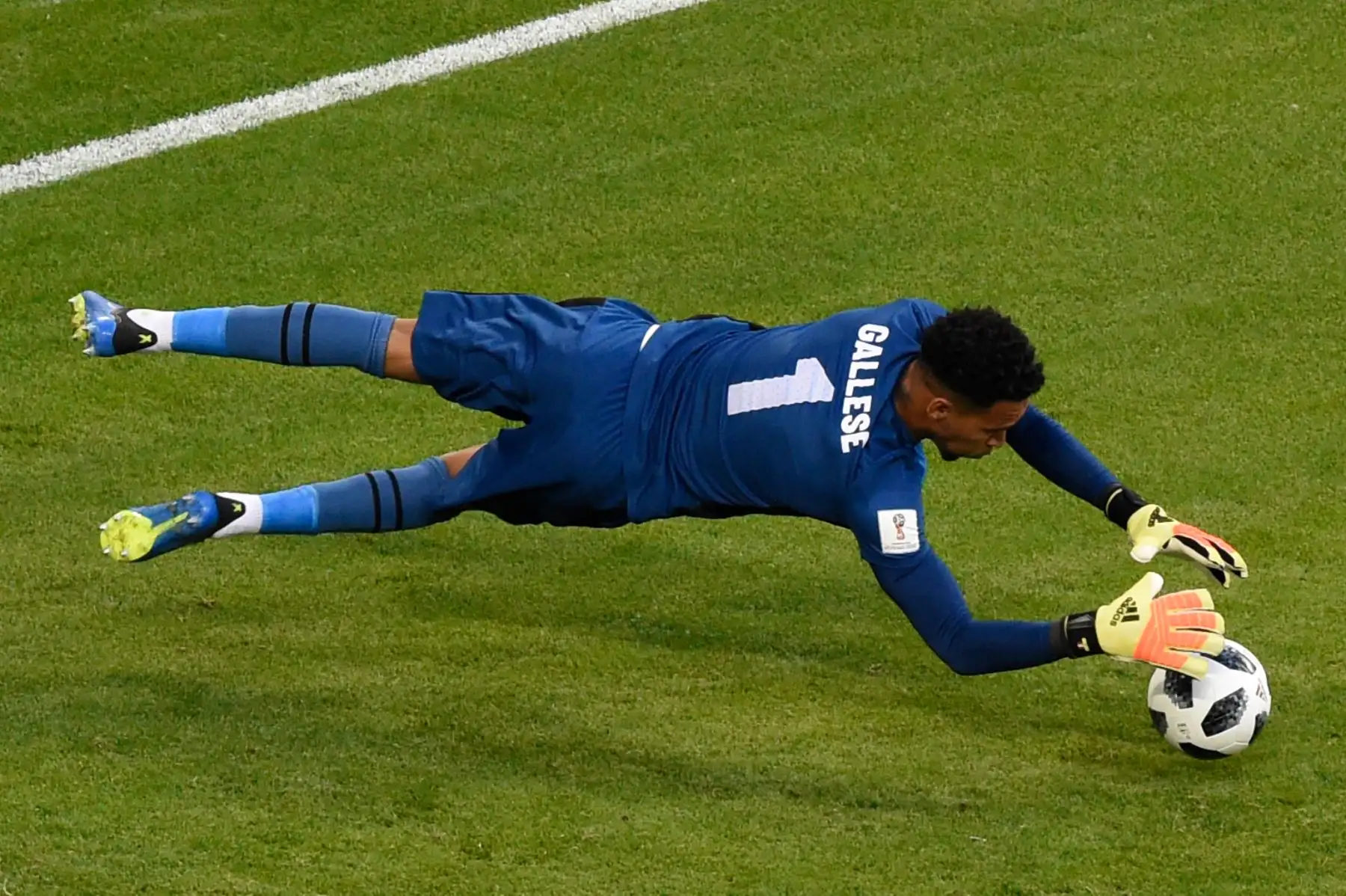 El arquero peruano Pedro Gallese salta en el balón suelto después de hacer un salvamento durante el partido de fútbol del Grupo C de la Copa Mundial Rusia 2018 entre Perú y Dinamarca en el Mordovia Arena en Saransk el 16 de junio de 2018.
 / AFP