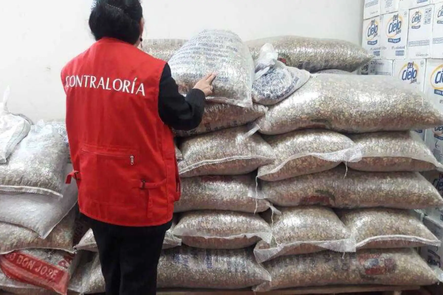 La Contraloría General de la República realizó una acción simultánea al proceso de distribución de alimentos destinados a los beneficiarios del Programa de Complementación Alimentaria, a cargo de la Municipalidad Provincial de Cajamarca, evidenciando riesgos que ponen en peligro el logro de los objetivos.