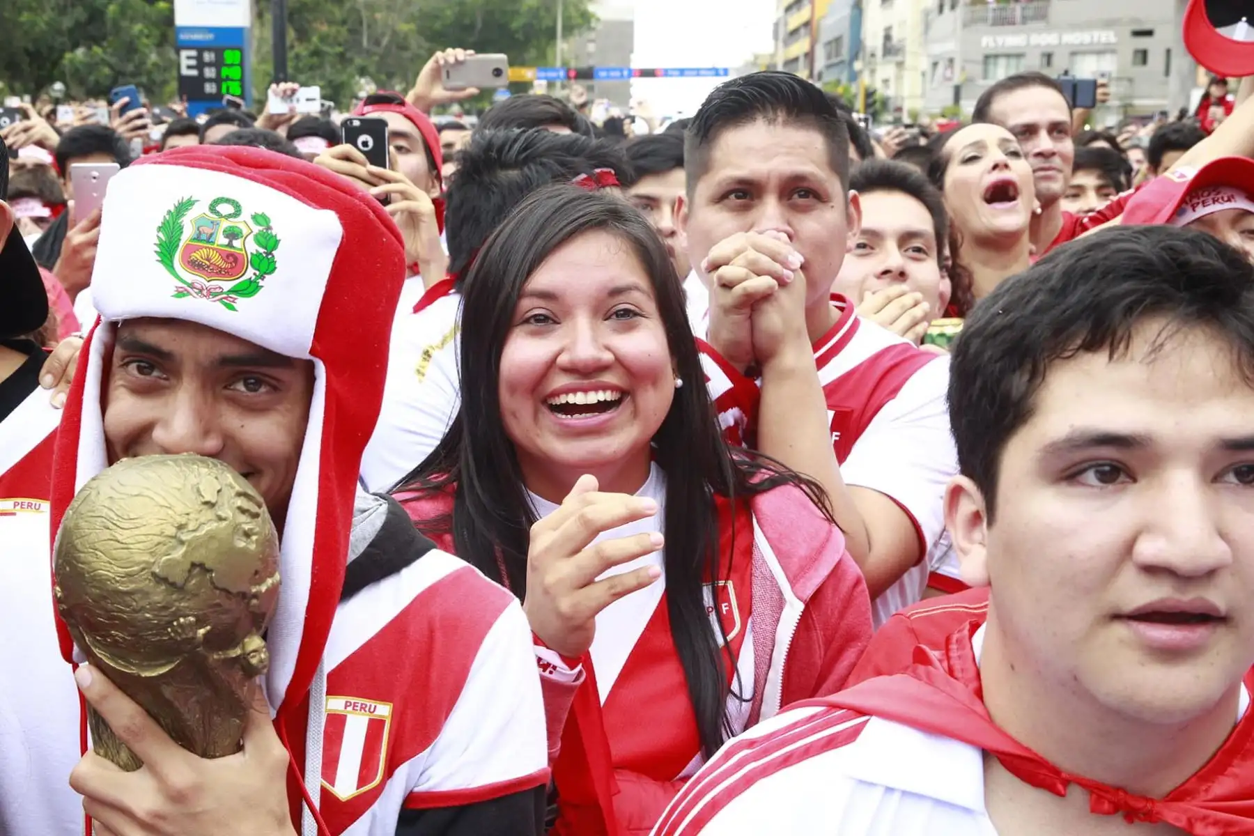 Así se vive el ambiente de los hinchas en Miraflores  viendo el partido entre Perú y Dinamarca en el mundial Rusia 2018.Foto: ANDINA/Eddy Ramos