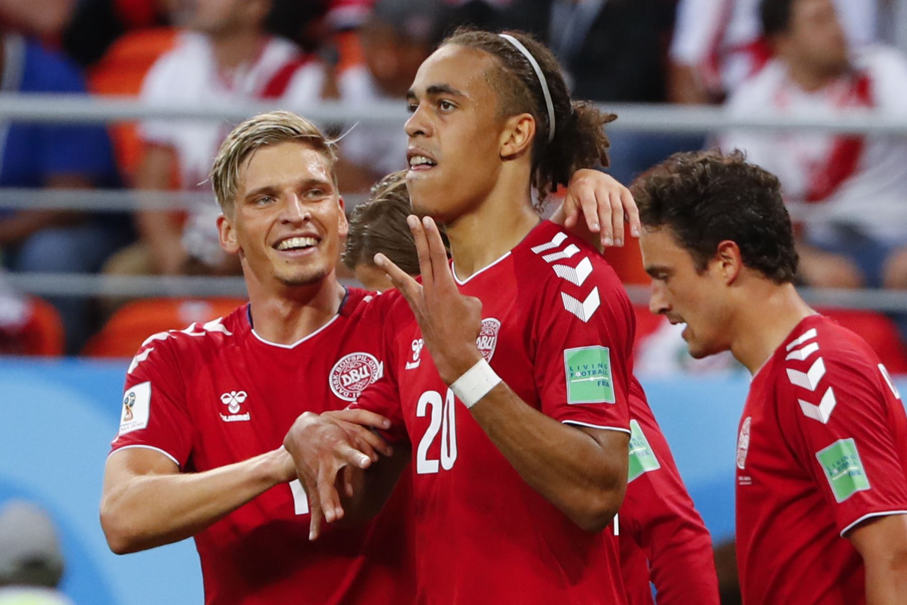 El delantero danés Yussuf Poulsen (C) celebra con sus compañeros después de anotar un gol durante el partido de fútbol del Grupo C de la Copa Mundial Rusia 2018 entre Perú y Dinamarca en el Mordovia Arena en Saransk el 16 de junio de 2018.
 Foto: AFP