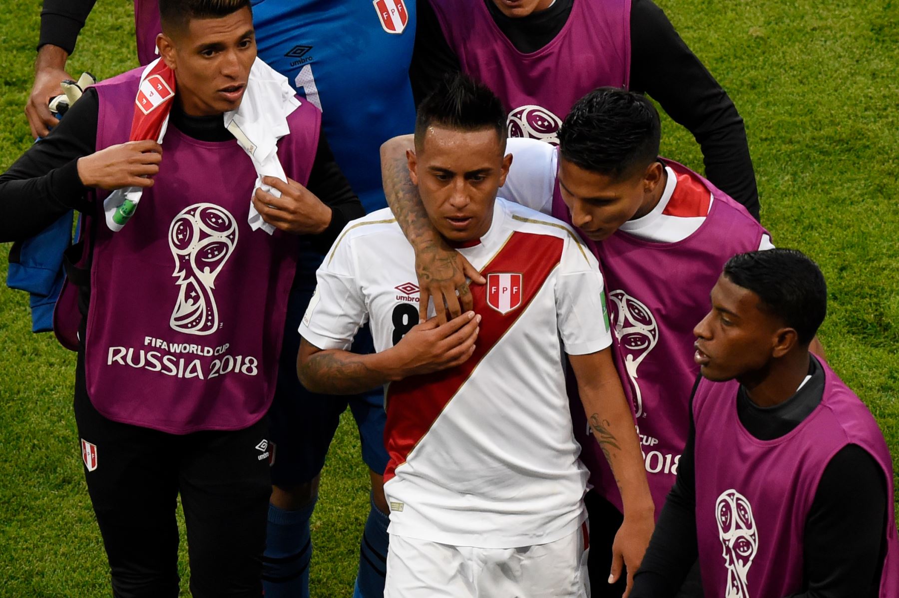 El mediocampista peruano Christian Cueva (C) es consolado por sus compañeros de equipo en el descanso después de perder un penal durante el partido de fútbol del Grupo C de la Copa Rusia 2018 entre Perú y Dinamarca en el Mordovia Arena en Saransk el 16 de junio de 2018.
/ AFP