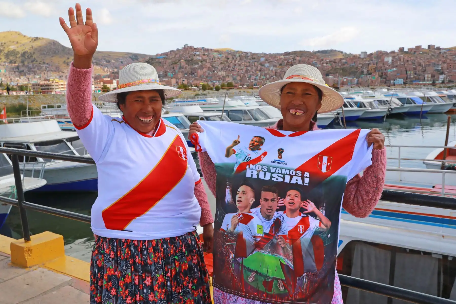 Pobladores de Puno viven el primer encuentro de Perú ante Dinamarca por el Mundial de Rusia 2018. Foto: ANDINA/Carlos Lezama