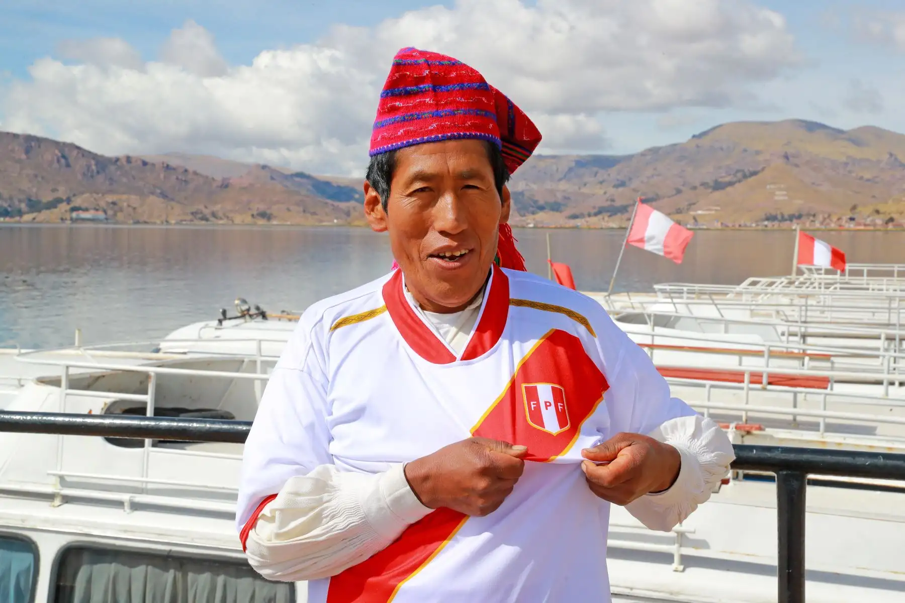 Pobladores de Puno viven el primer encuentro de Perú ante Dinamarca por el Mundial de Rusia 2018. Foto: ANDINA/Carlos Lezama