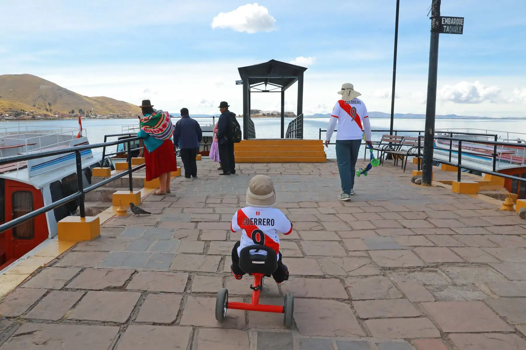 Pobladores de Puno viven el primer encuentro de Perú ante Dinamarca por el Mundial de Rusia 2018. Foto: ANDINA/Carlos Lezama