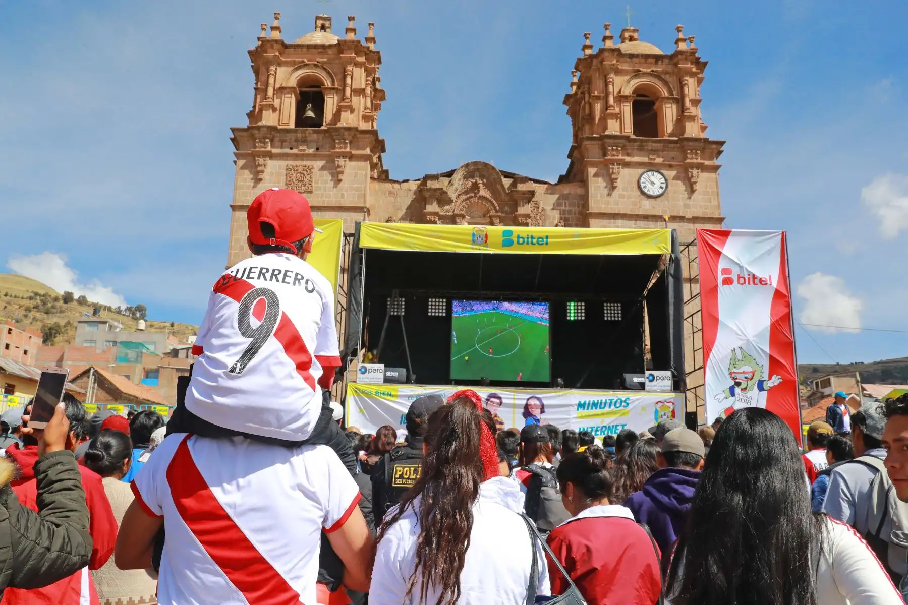 Pobladores de Puno viven el primer encuentro de Perú ante Dinamarca por el Mundial de Rusia 2018. Foto: ANDINA/Carlos Lezama