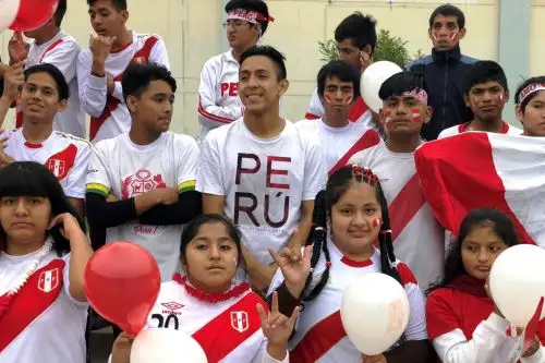 Estudiantes sordos interpretan el himno nacional en lengua de señas. Foto: ANDINA/Difusión.