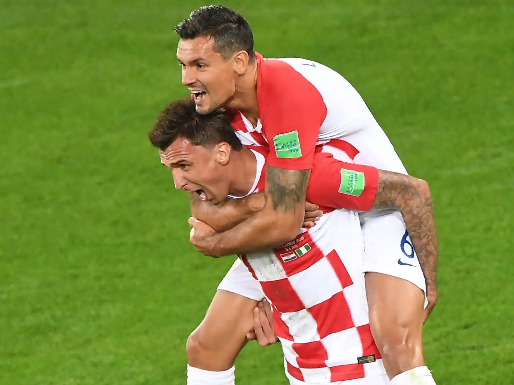 El delantero croata Mario Mandzukic (L) y el defensor croata Dejan Lovren celebran un gol en propia puerta del centrocampista de Nigeria Oghenekaro Etebo durante el partido de fútbol del Grupo D de la Copa Mundial Rusia 2018 entre Croacia y Nigeria en el Kaliningrado Stadium en Kaliningrado el 16 de junio de 2018. / AFP